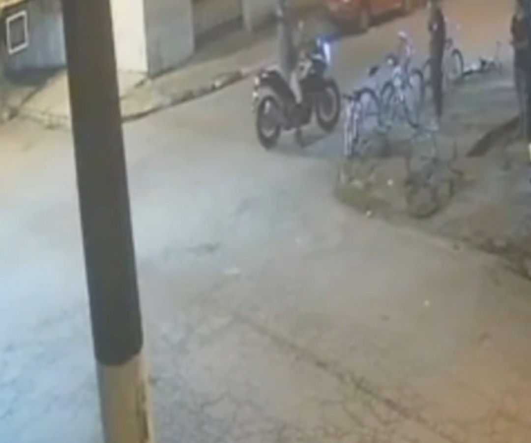 Um motociclista foi flagrado por uma câmera de segurança atirando contra um grupo de pessoas em São Vicente, no litoral de São Paulo.