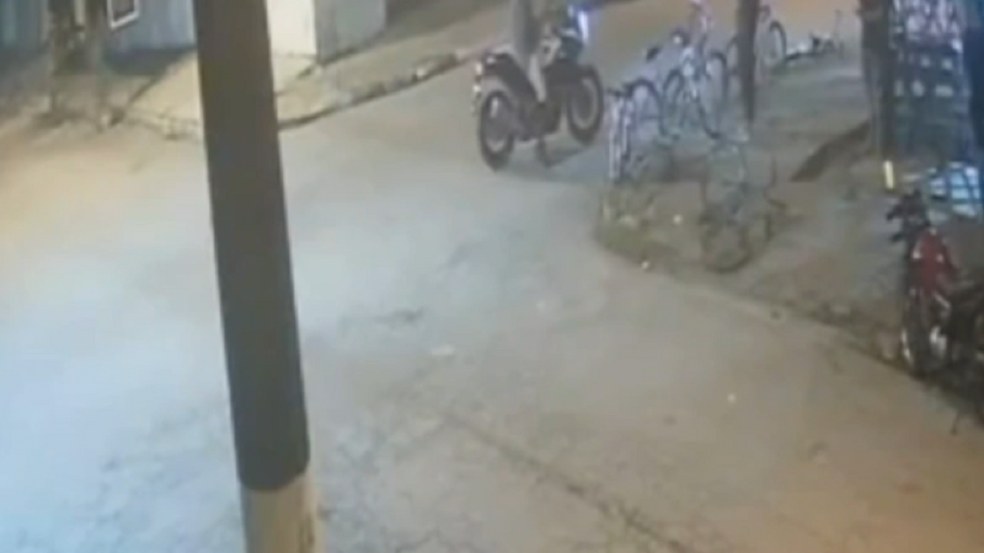 Um motociclista foi flagrado por uma câmera de segurança atirando contra um grupo de pessoas em São Vicente, no litoral de São Paulo.