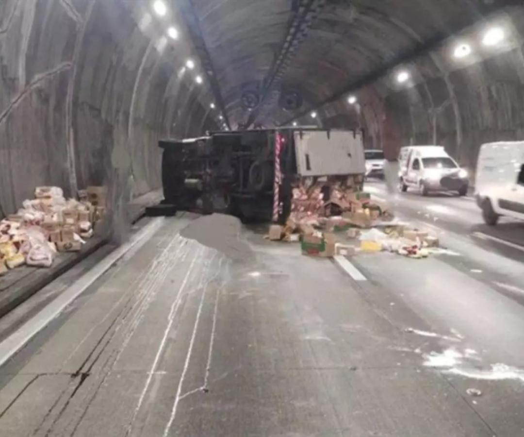 Uma caminhonete tombou dentro de um dos túneis da Rodovia dos Imigrantes, na altura do km 53, em Cubatão, na manhã desta quarta-feira (3).