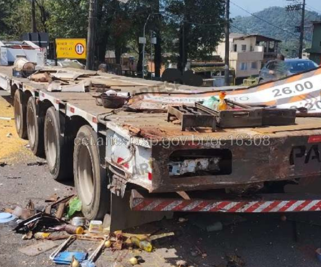 Uma colisão envolvendo três carretas provocou congestionamento de quase 8 km na Via Anchieta, na altura de Cubatão...