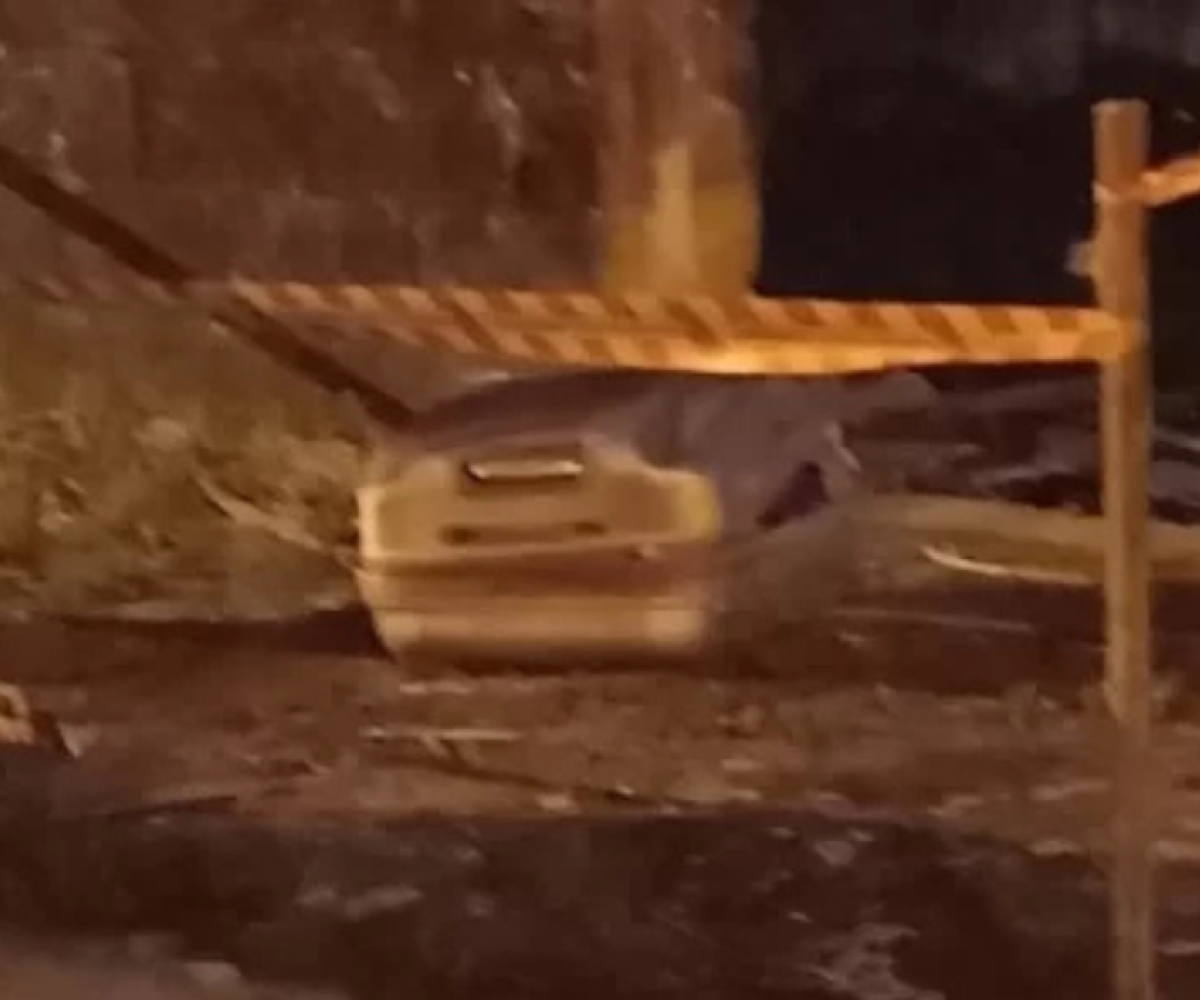 Uma mulher, ainda não identificada, foi encontrada morta dentro de uma mala na noite desta quinta-feira (4), em um terreno baldio...