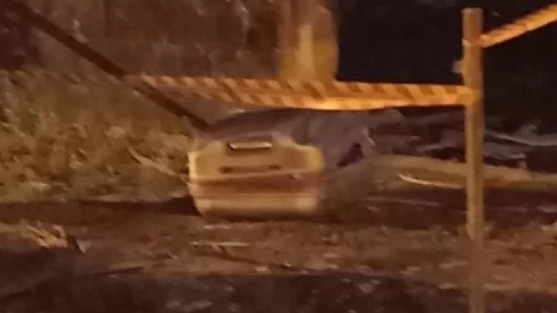 Uma mulher, ainda não identificada, foi encontrada morta dentro de uma mala na noite desta quinta-feira (4), em um terreno baldio...
