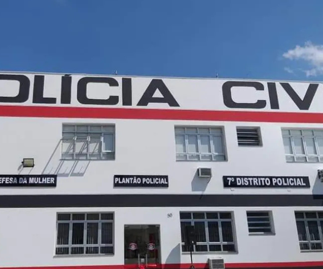 Uma adolescente de 16 anos esfaqueou a própria mãe, de 45, na noite de sexta-feira (5), em Santos, no bairro Aparecida.