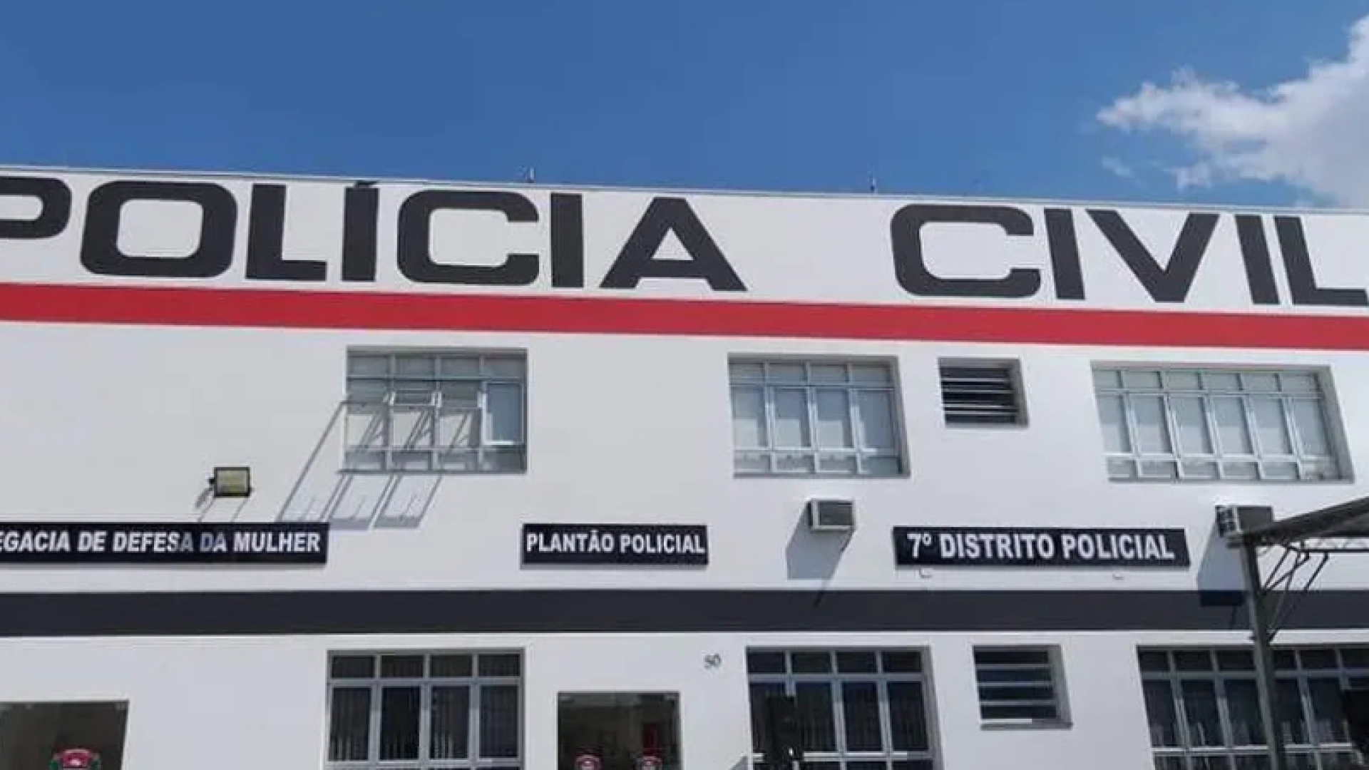 Uma adolescente de 16 anos esfaqueou a própria mãe, de 45, na noite de sexta-feira (5), em Santos, no bairro Aparecida.