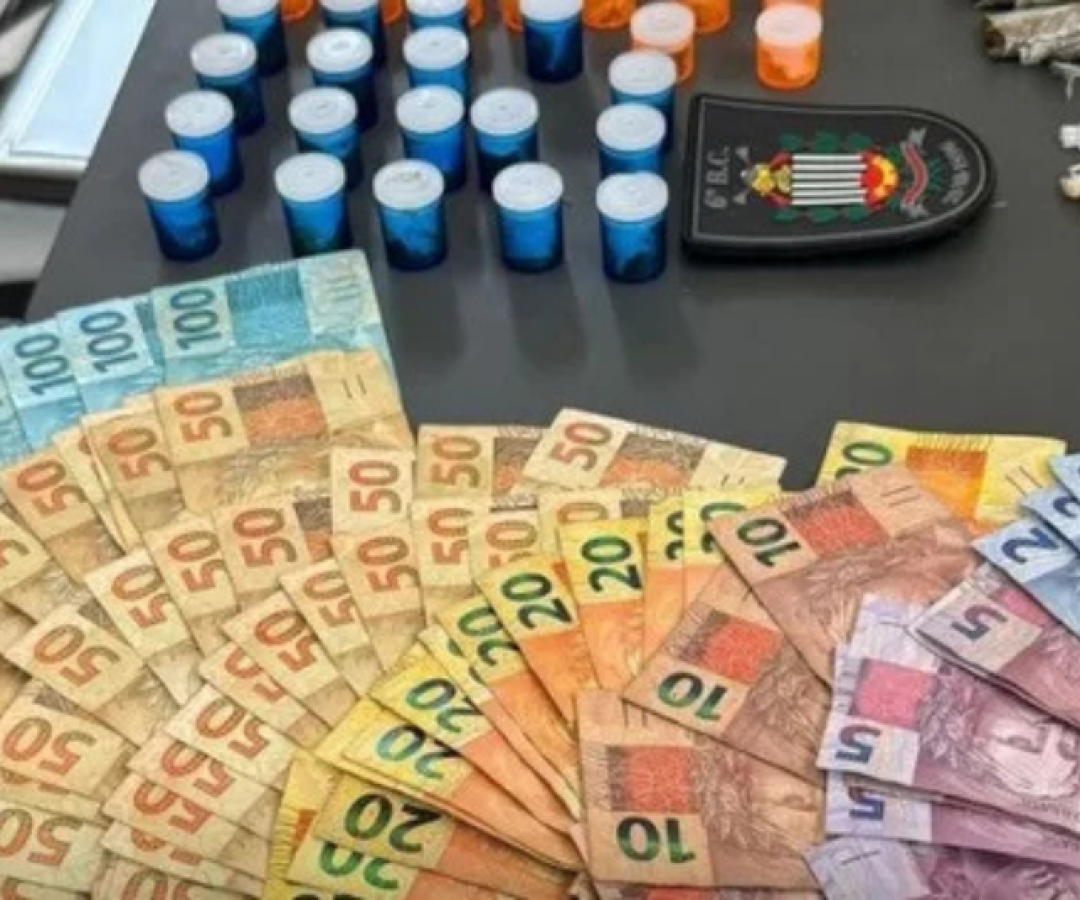 Dois homens foram presos na noite de sexta-feira (5) durante uma operação da Polícia Militar no bairro Marapé, em Santos.