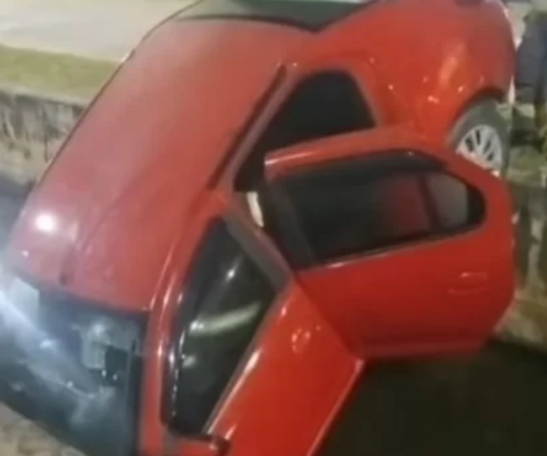 Um motorista foi resgatado na madrugada desta segunda-feira (8) depois que o veículo em que estava caiu em um canal no bairro Vista Linda...