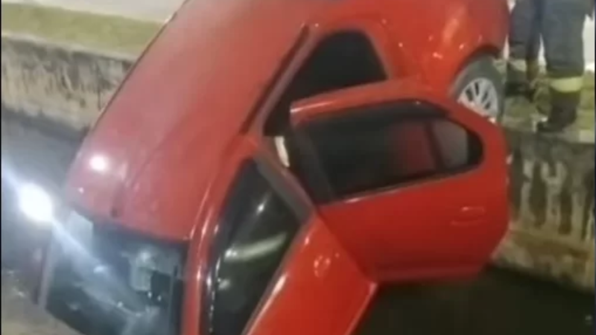 Um motorista foi resgatado na madrugada desta segunda-feira (8) depois que o veículo em que estava caiu em um canal no bairro Vista Linda...