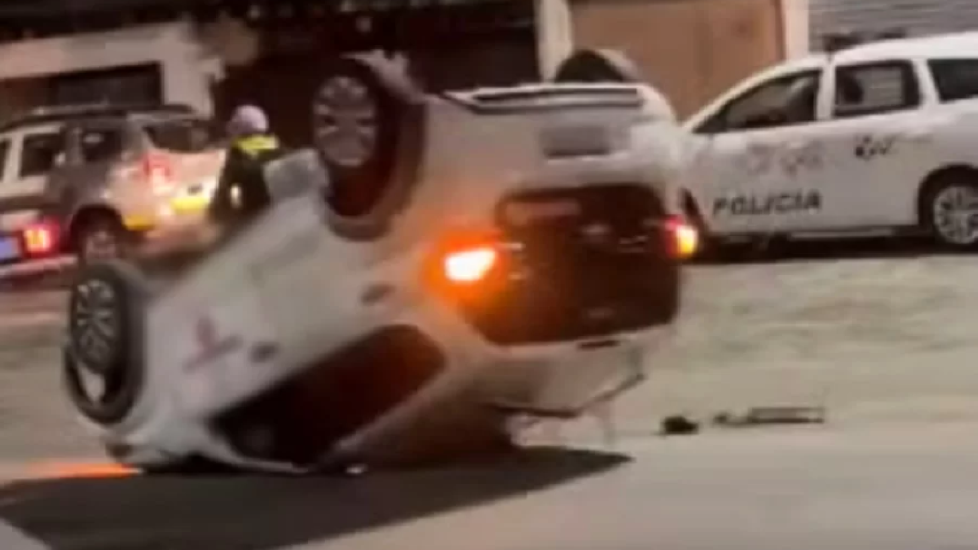 Um técnico de telecomunicações de 27 anos foi preso em flagrante por dirigir embriagado e capotar o carro da empresa terceirizada...