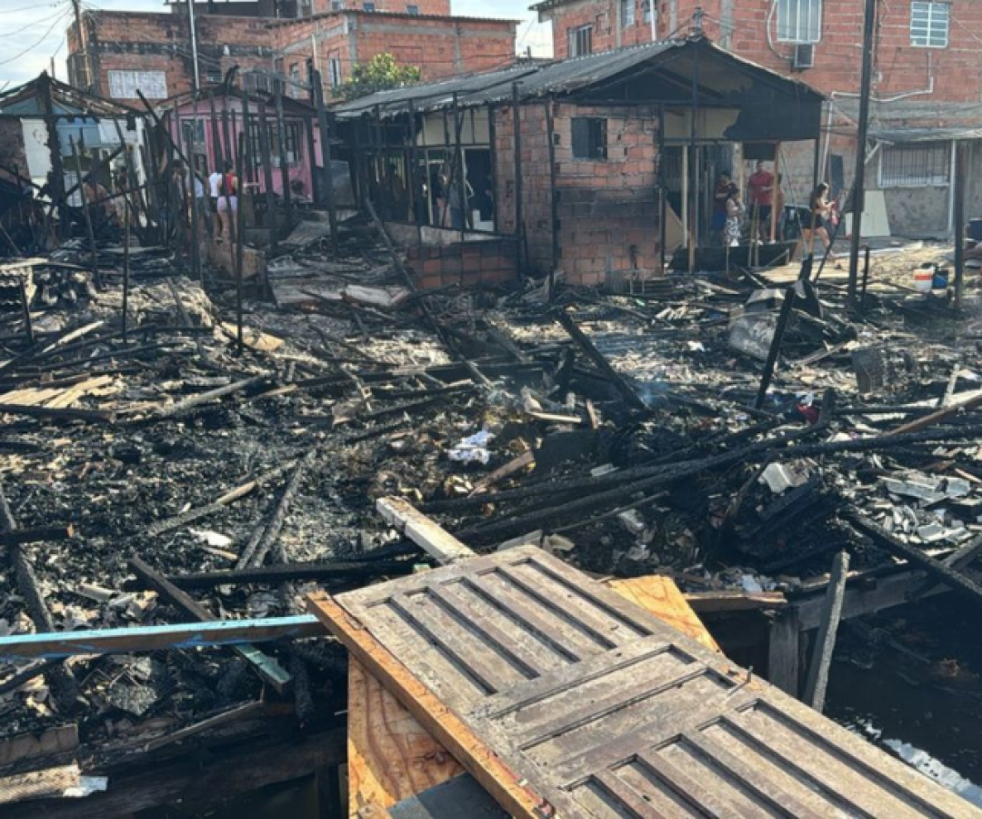 Um incêndio de grandes proporções atingiu, na tarde desta terça-feira (9), cerca de 12 moradias na Vila dos Pescadores, em Cubatão (SP).