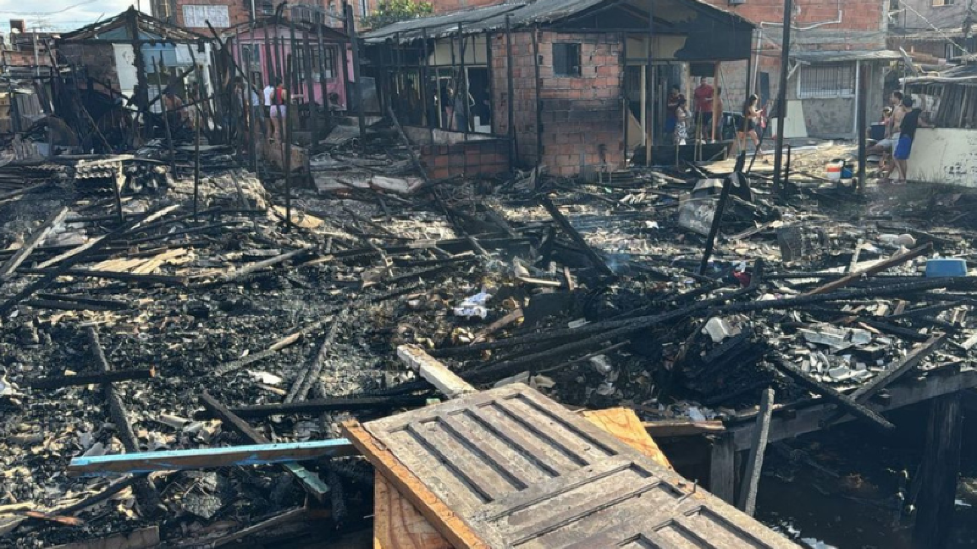 Um incêndio de grandes proporções atingiu, na tarde desta terça-feira (9), cerca de 12 moradias na Vila dos Pescadores, em Cubatão (SP).