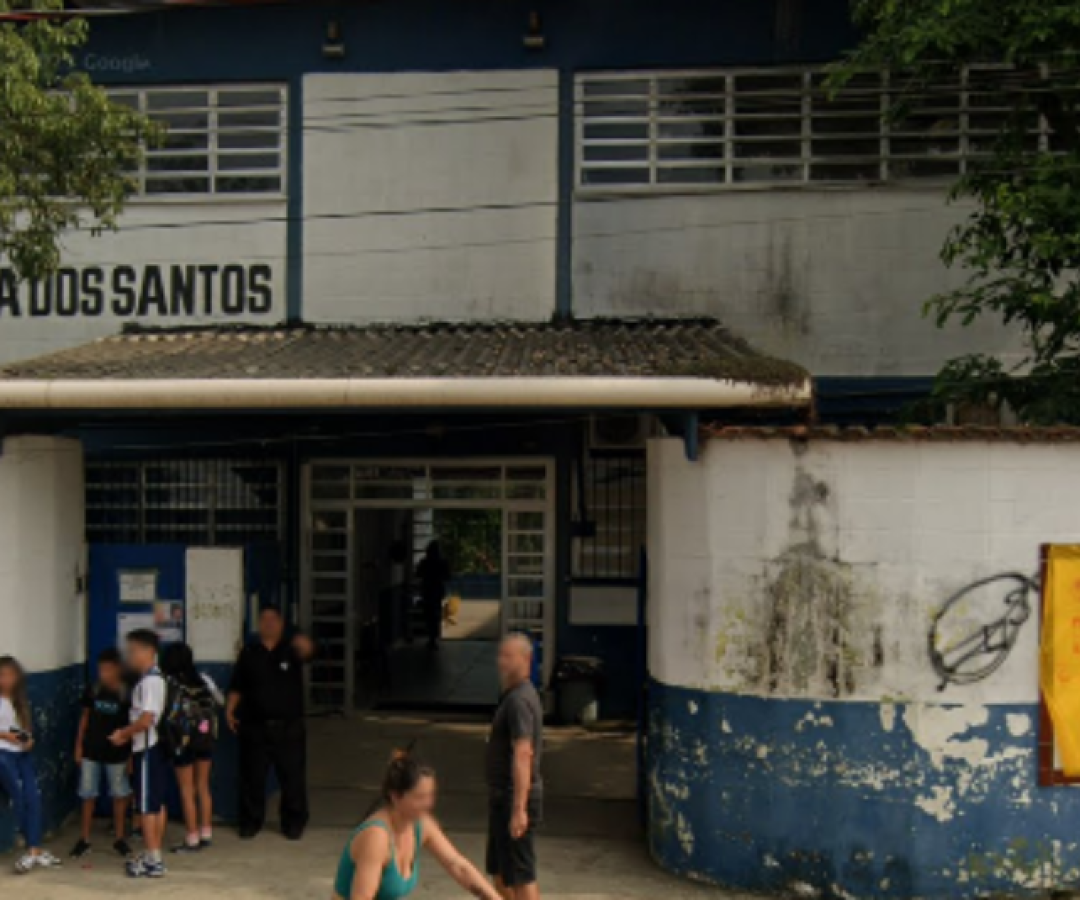 Dois estudantes da Escola Municipal Lúcia Flora dos Santos, localizada no bairro Jardim Progresso, em Guarujá, no litoral de São Paulo...