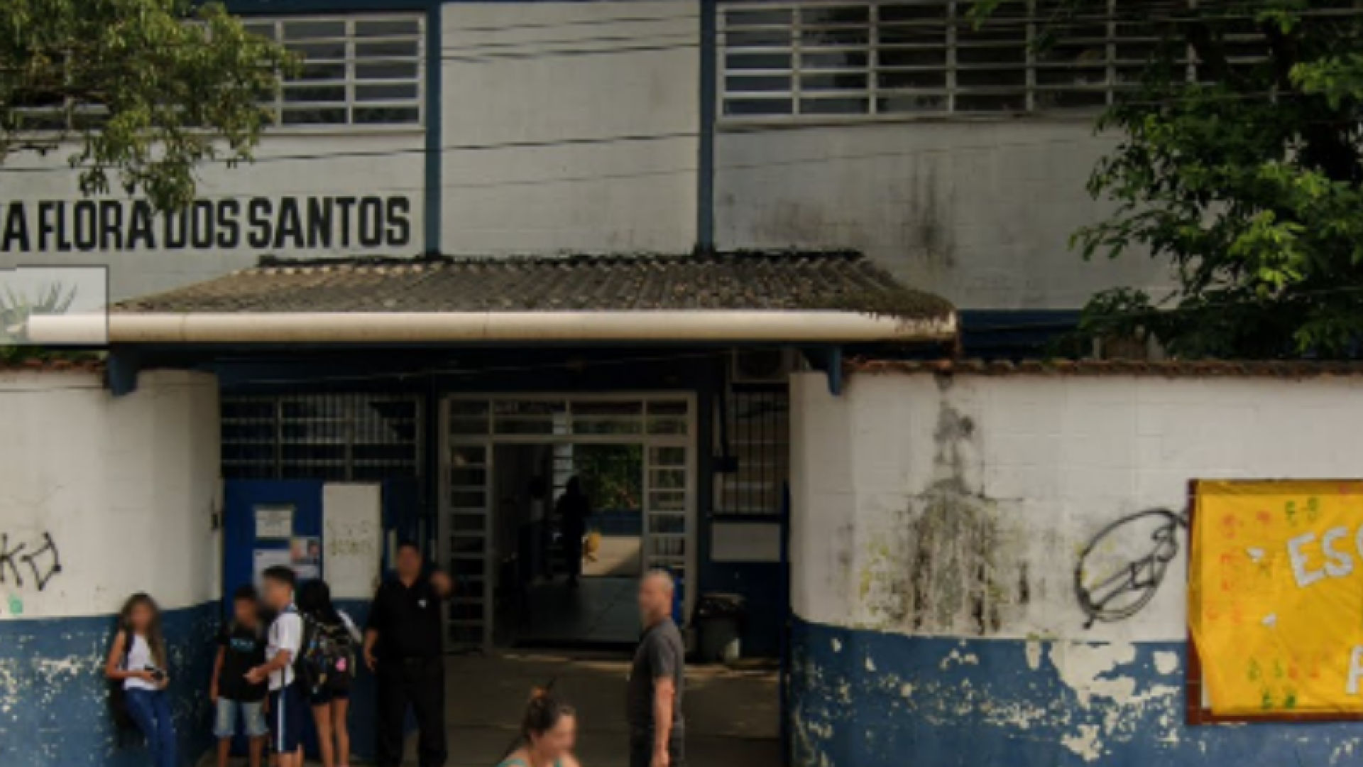Dois estudantes da Escola Municipal Lúcia Flora dos Santos, localizada no bairro Jardim Progresso, em Guarujá, no litoral de São Paulo...