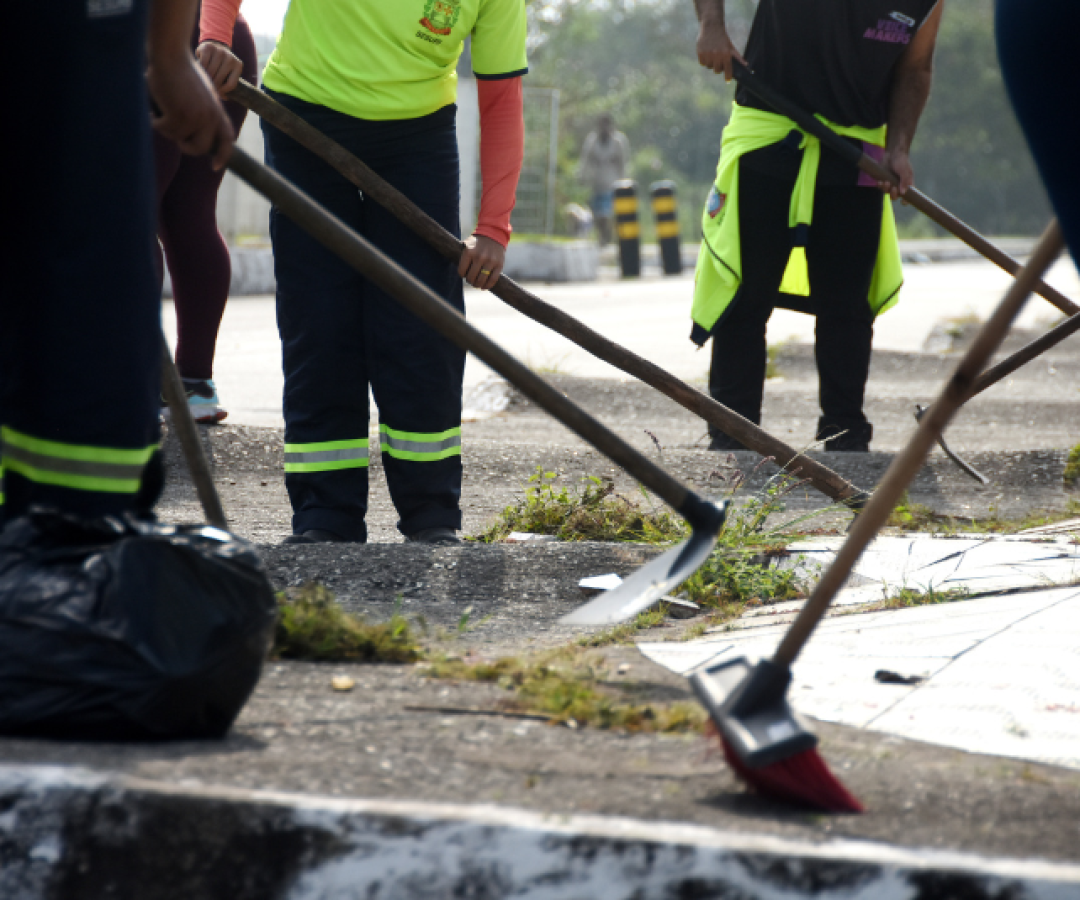 A Prefeitura de Praia Grande, por meio da Secretaria de Serviços Urbanos (Sesurb), intensificou as ações de limpeza nos bairros Melvi...