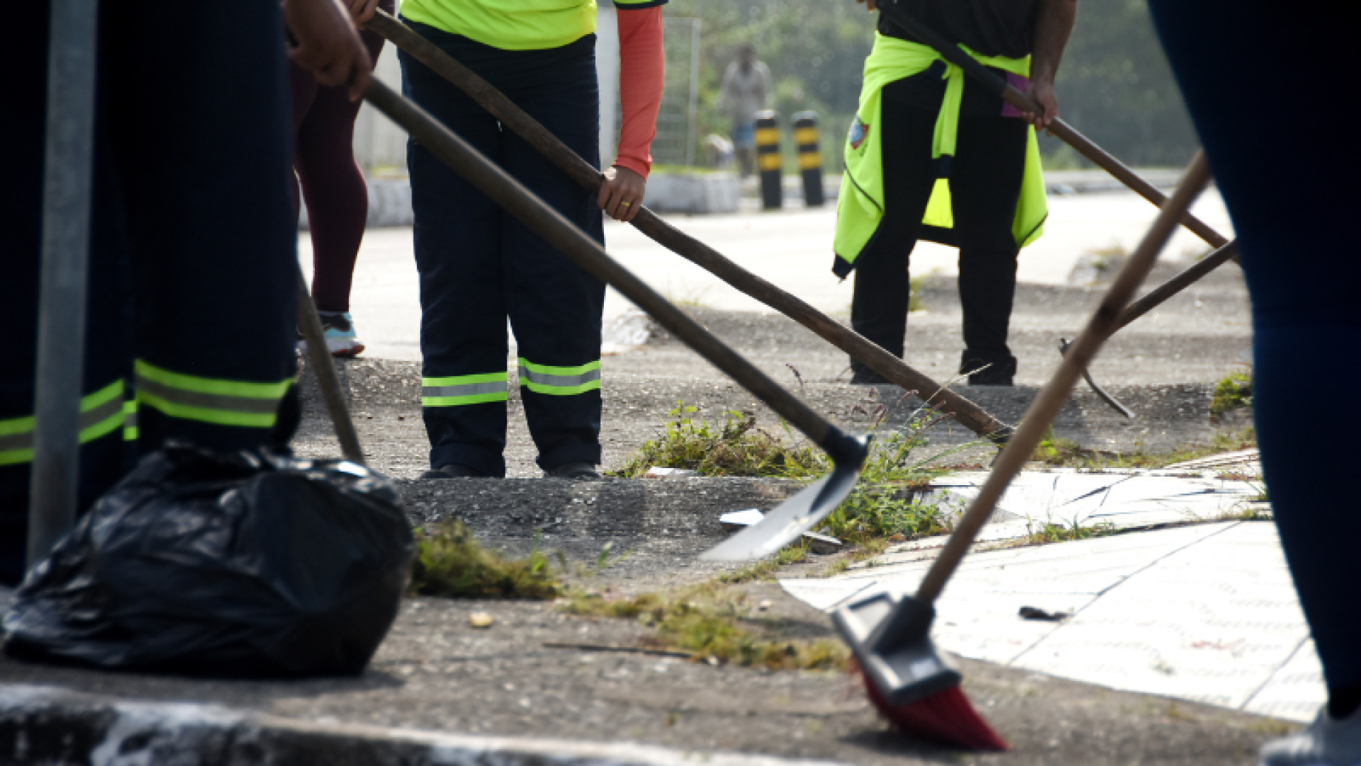 A Prefeitura de Praia Grande, por meio da Secretaria de Serviços Urbanos (Sesurb), intensificou as ações de limpeza nos bairros Melvi...
