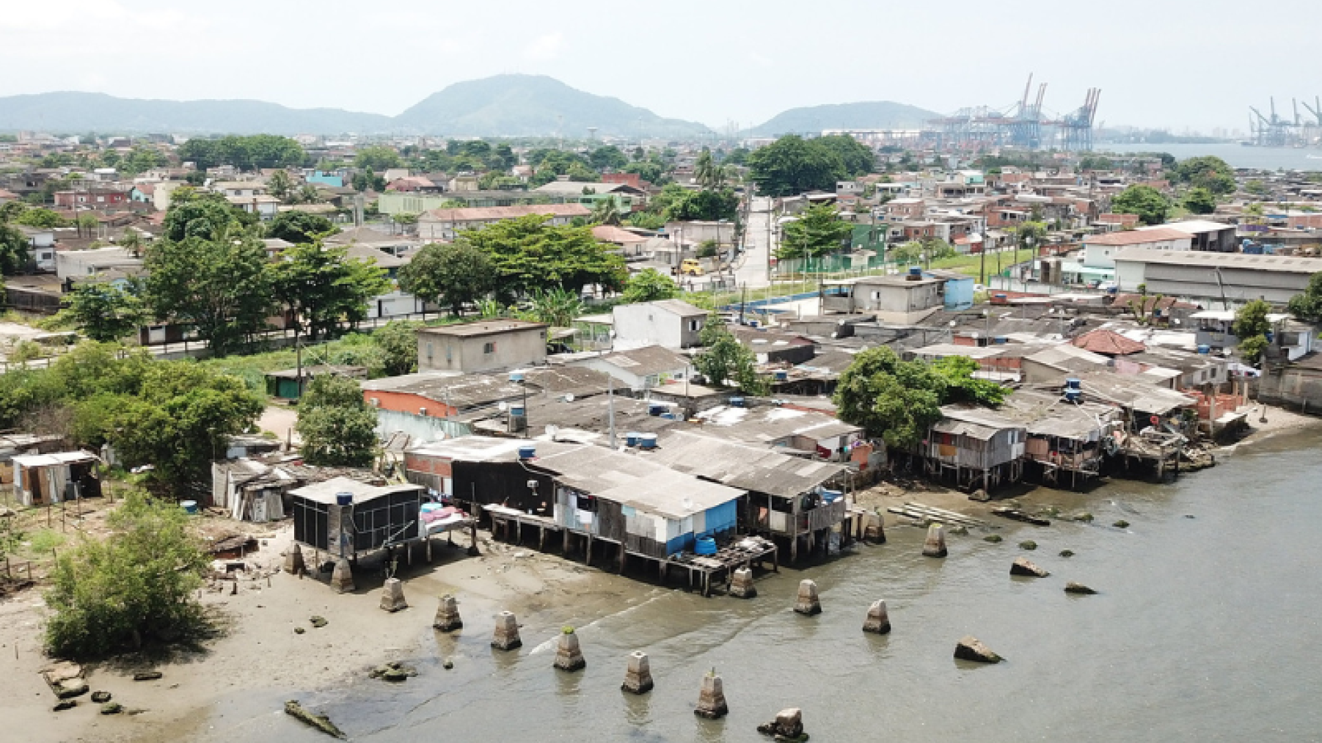 Moradores da comunidade da Prainha, no Guarujá, participaram de uma reunião com vereadores no último domingo (14) para discutir...