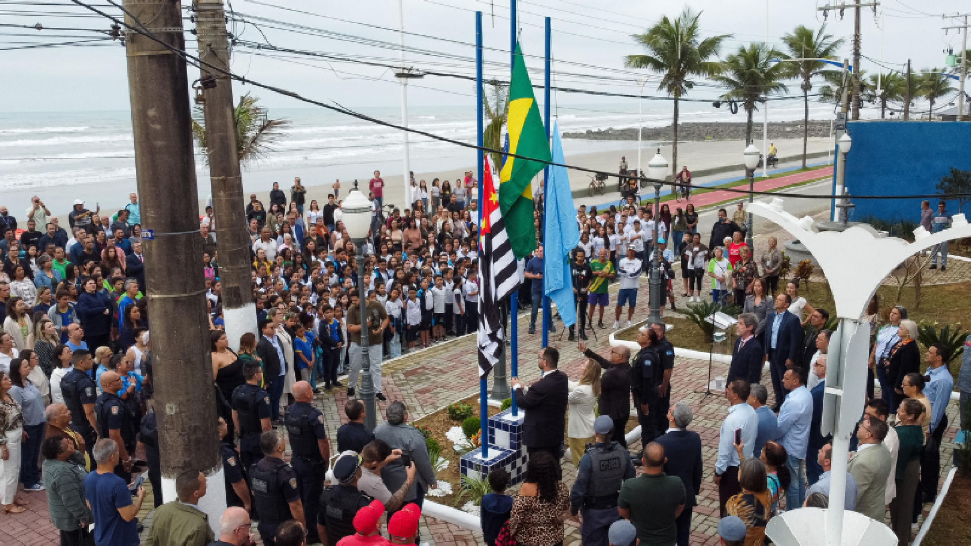 A prefeita Cristina Wiazowski sancionou a Lei nº 3.390/2025, que regulamenta a execução dos hinos Nacional, à Bandeira e Municipal...