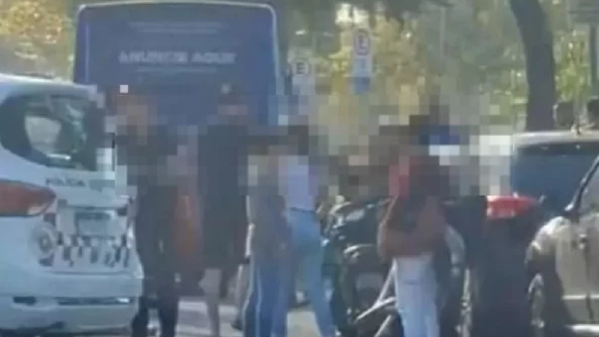 Uma jovem de 24 anos morreu na manhã de segunda-feira (15) após ser atropelada por um ônibus intermunicipal na orla de Santos...
