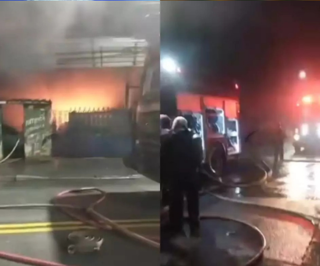 Um incêndio atingiu uma oficina mecânica na madrugada desta quarta-feira (17), no bairro Rádio Clube, na Zona Noroeste de Santos.