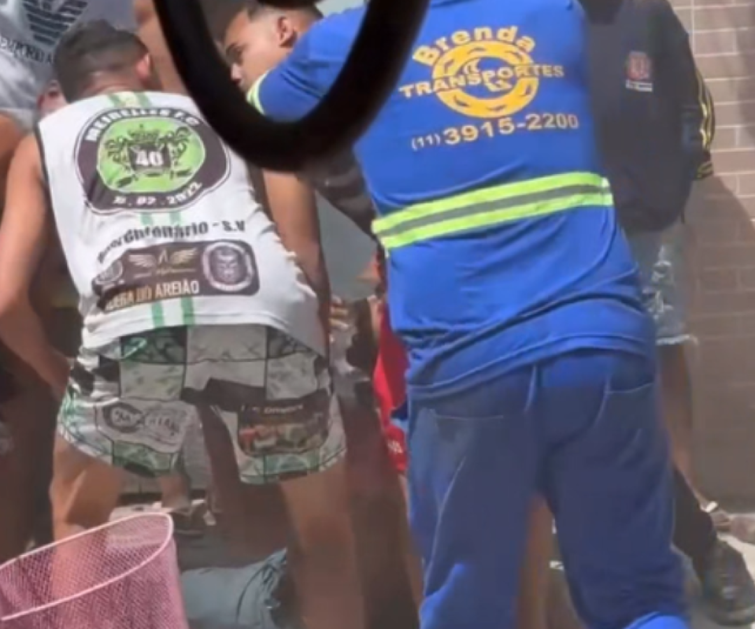 Uma casa localizada na Rua Tupã, no bairro Quarentenário, em São Vicente (SP), foi atingida por um incêndio na manhã desta quinta-feira (11).