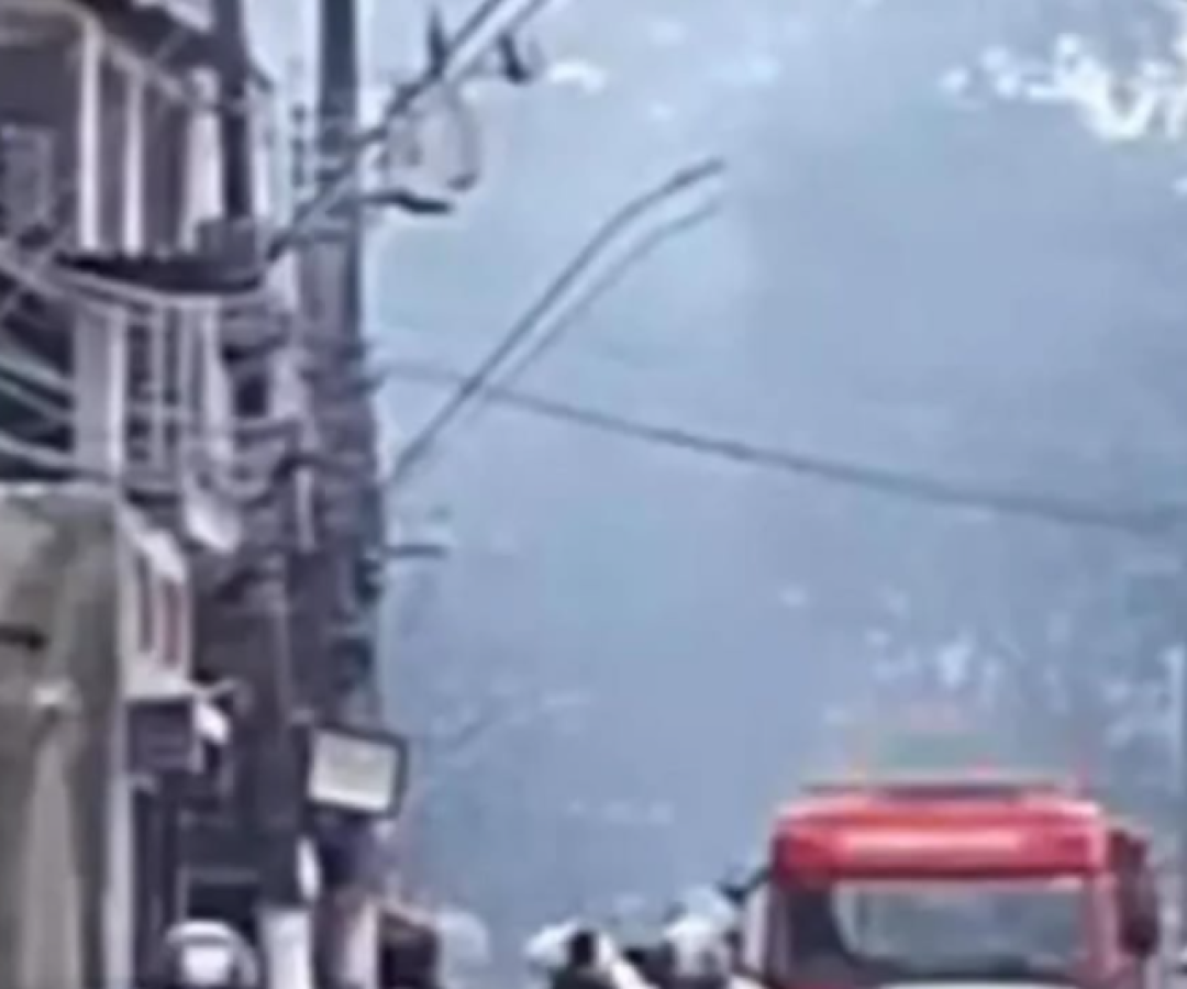 Na tarde de terça-feira (16), um incêndio causado por um vazamento de gás de cozinha atingiu um imóvel próximo a Escola...