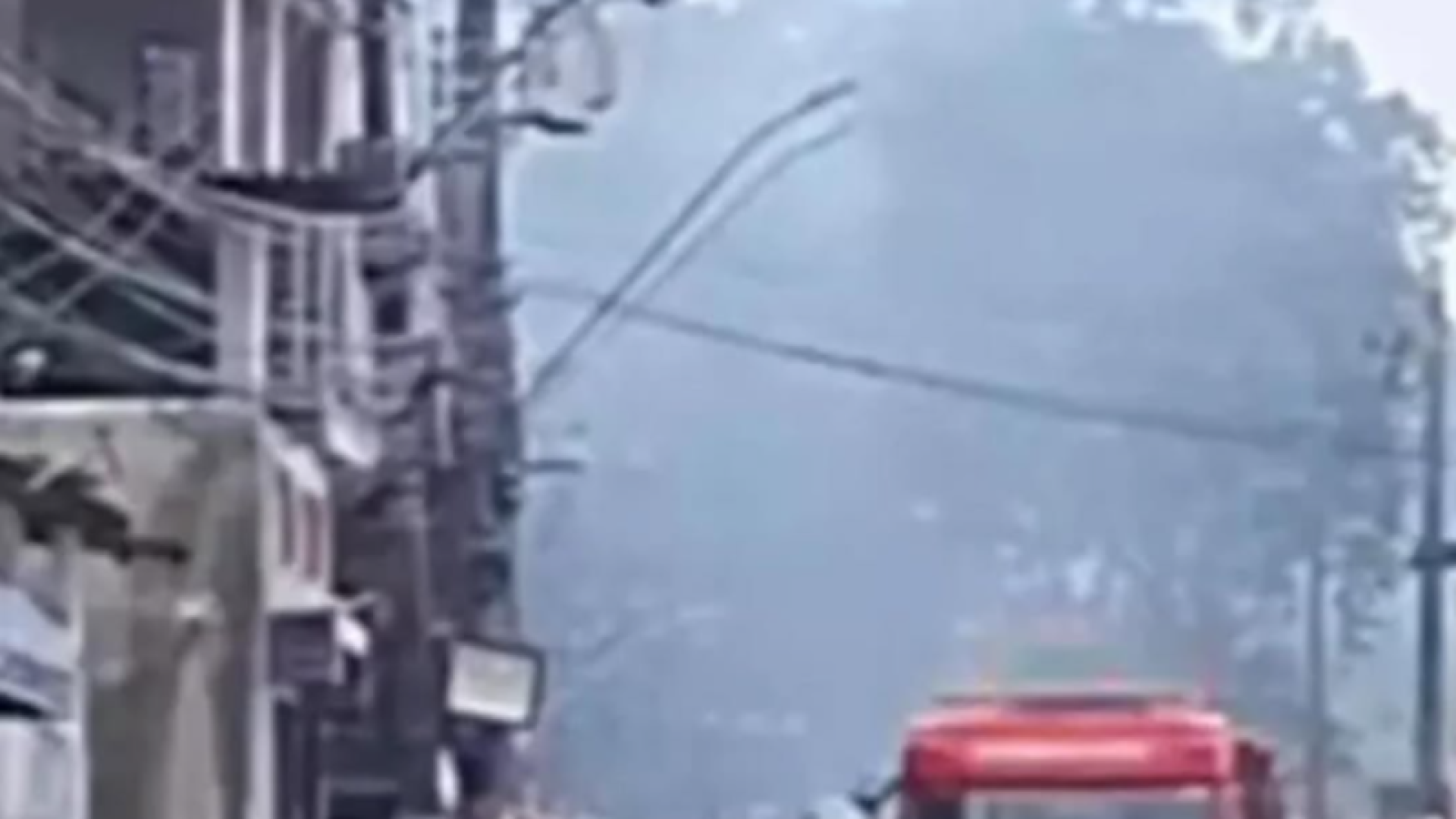 Na tarde de terça-feira (16), um incêndio causado por um vazamento de gás de cozinha atingiu um imóvel próximo a Escola...