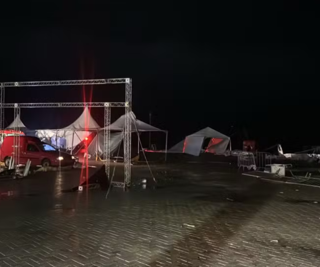 Um forte vendaval atingiu a Baixada Santista no fim da tarde deste domingo (21), provocando destruição em diversas cidades da região.