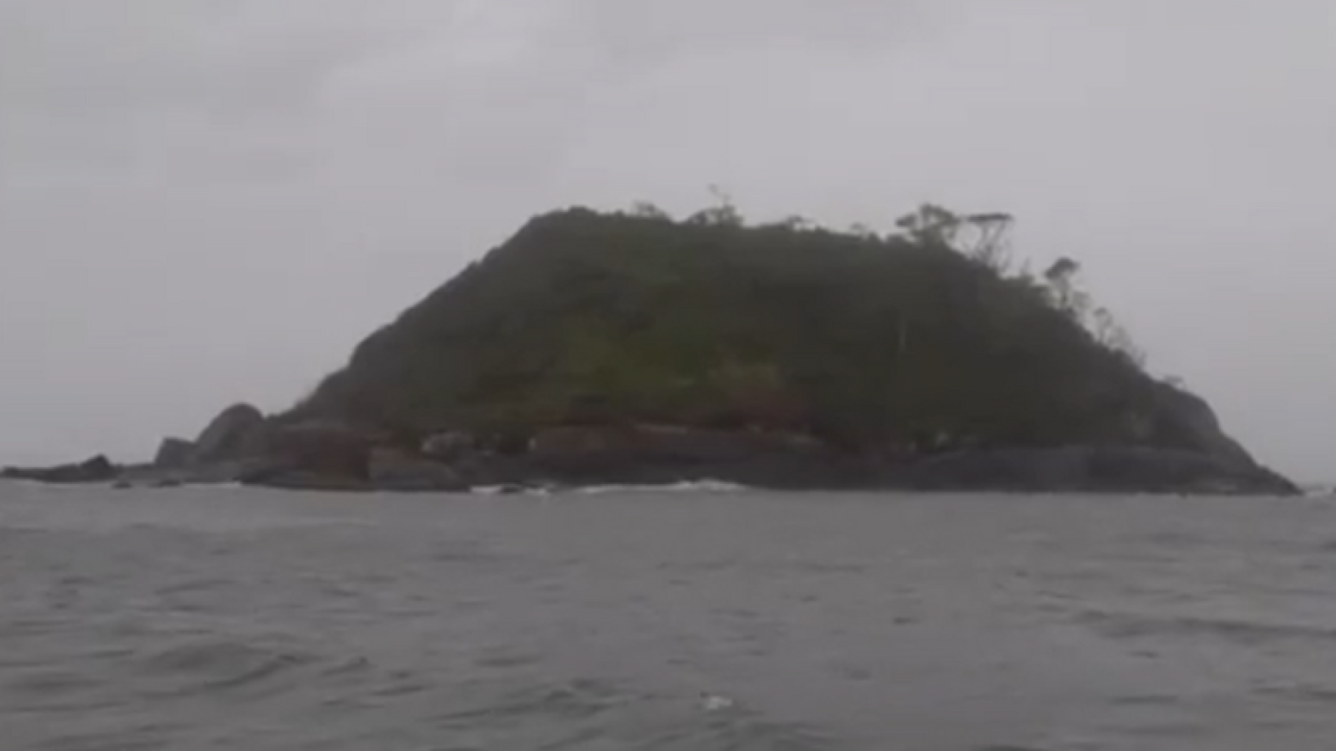 Um homem de 20 anos está desaparecido desde a manhã de domingo (21), após entrar no mar na Praia Branca, em Bertioga, no litoral...