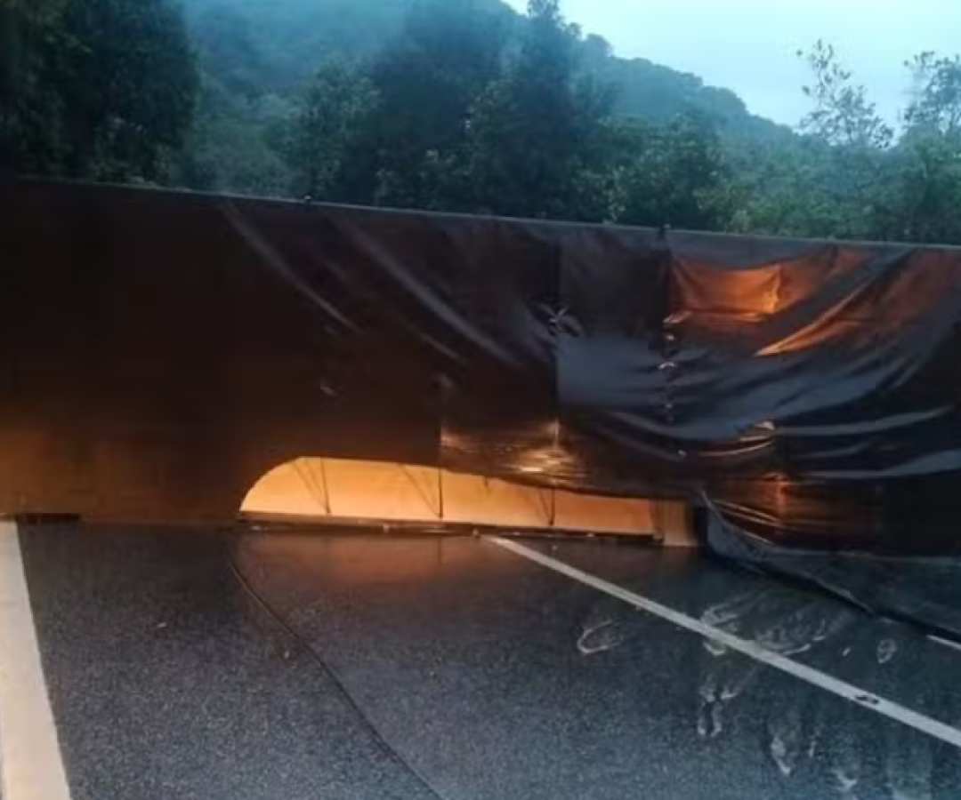 Uma carreta carregada com açúcar tombou na madrugada desta terça-feira (23) na Rodovia Anchieta, sentido litoral, na altura de Cubatão...