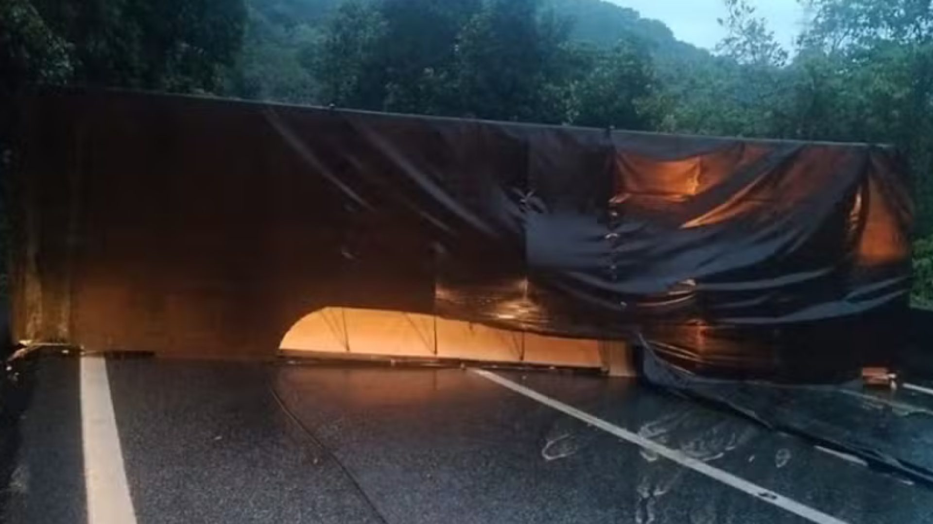 Uma carreta carregada com açúcar tombou na madrugada desta terça-feira (23) na Rodovia Anchieta, sentido litoral, na altura de Cubatão...