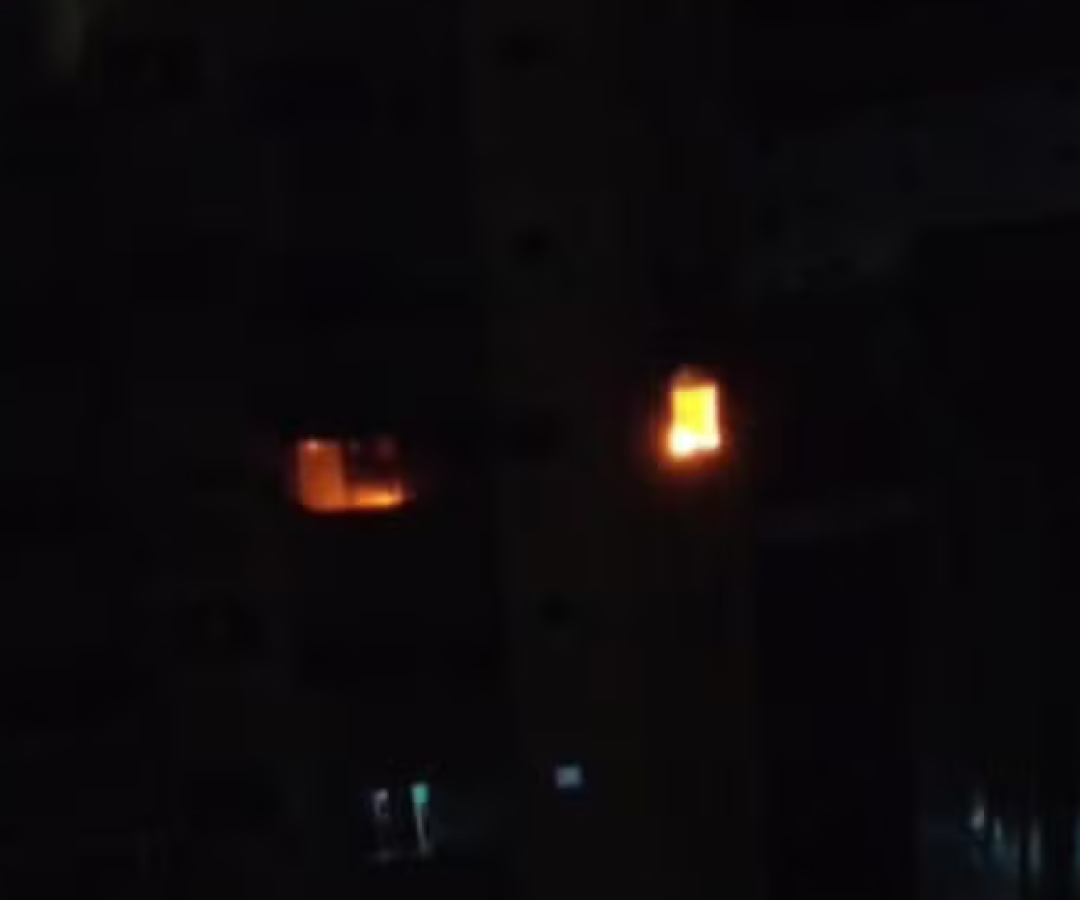 Um incêndio atingiu um apartamento no 12º andar de um edifício localizado na Praça 22 de Janeiro, no Centro de São Vicente...