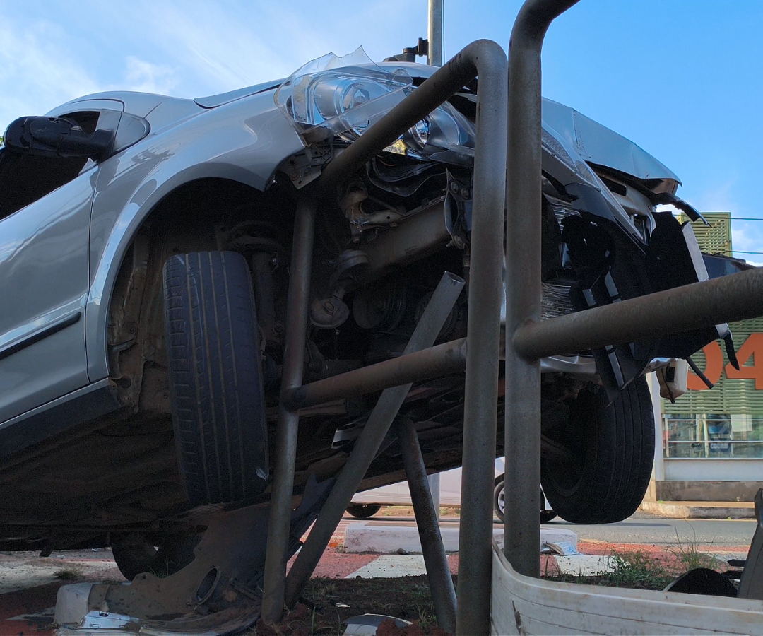 Motociclista fica ferida após colisão com carro na Avenida Guilherme Ferreira (foto: Rafael Ferreira)