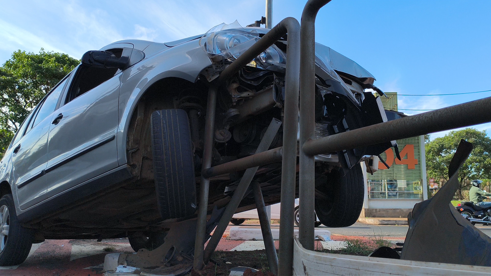 Motociclista fica ferida após colisão com carro na Avenida Guilherme Ferreira (foto: Rafael Ferreira)