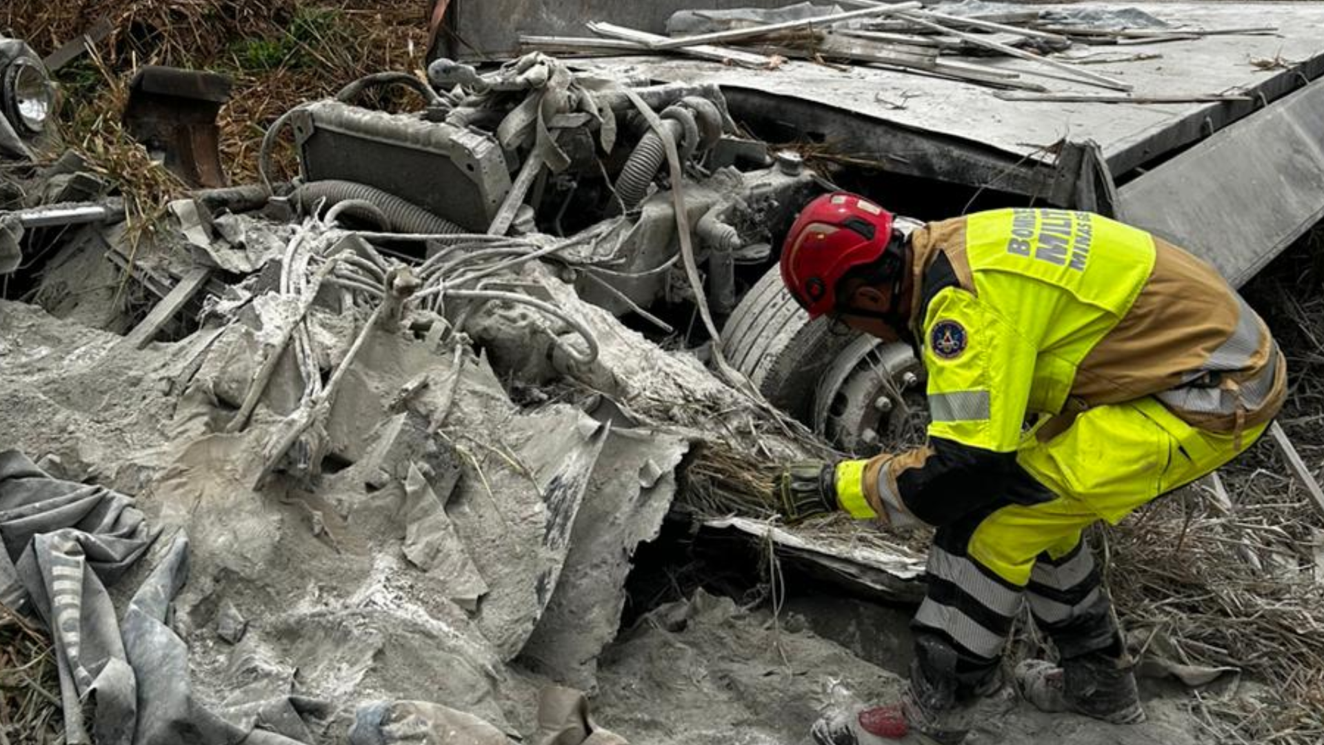 Motorista morre após caminhão sair da pista na MGC-226