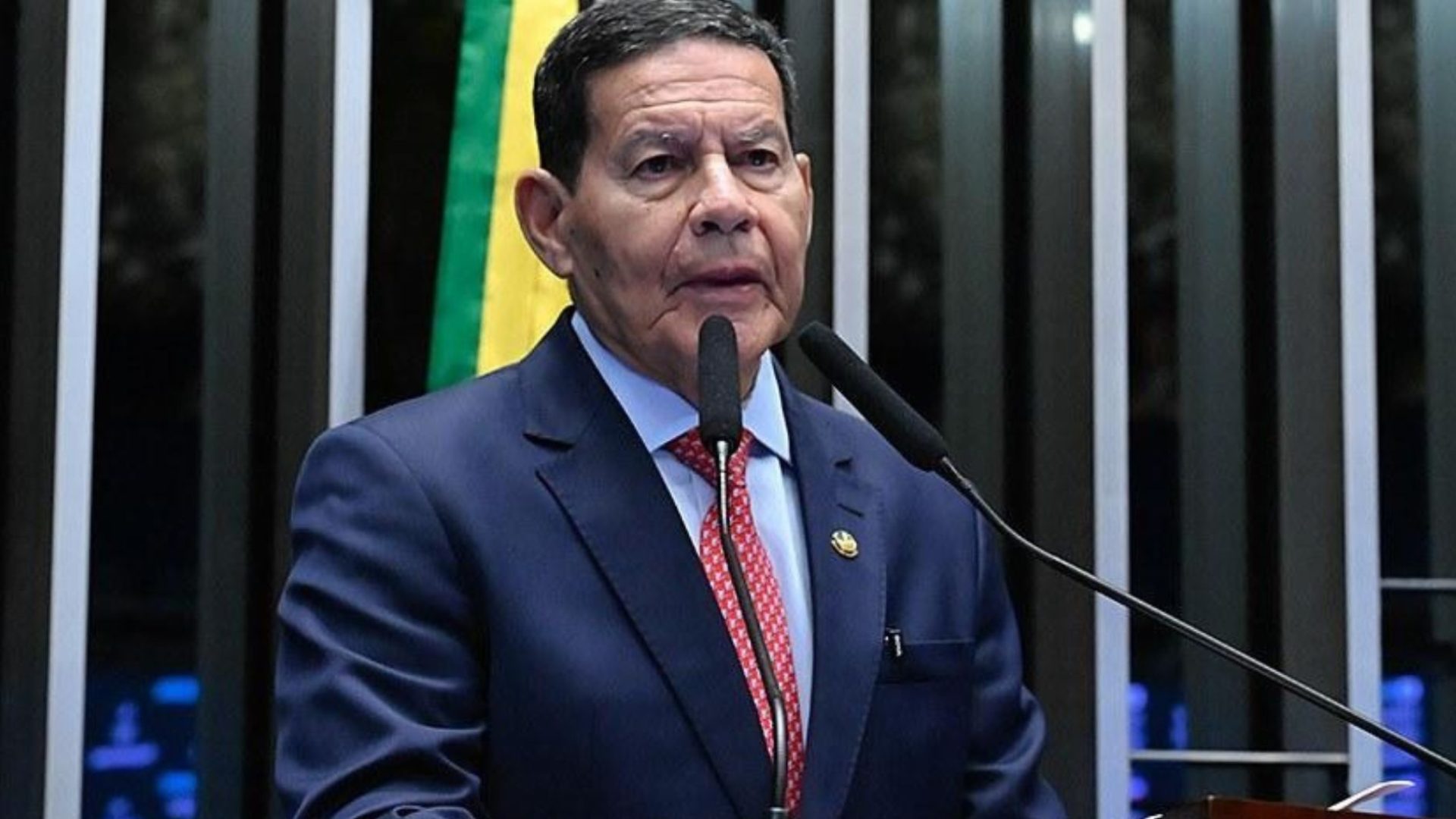 Mourão vota contra fim da escala 6x1