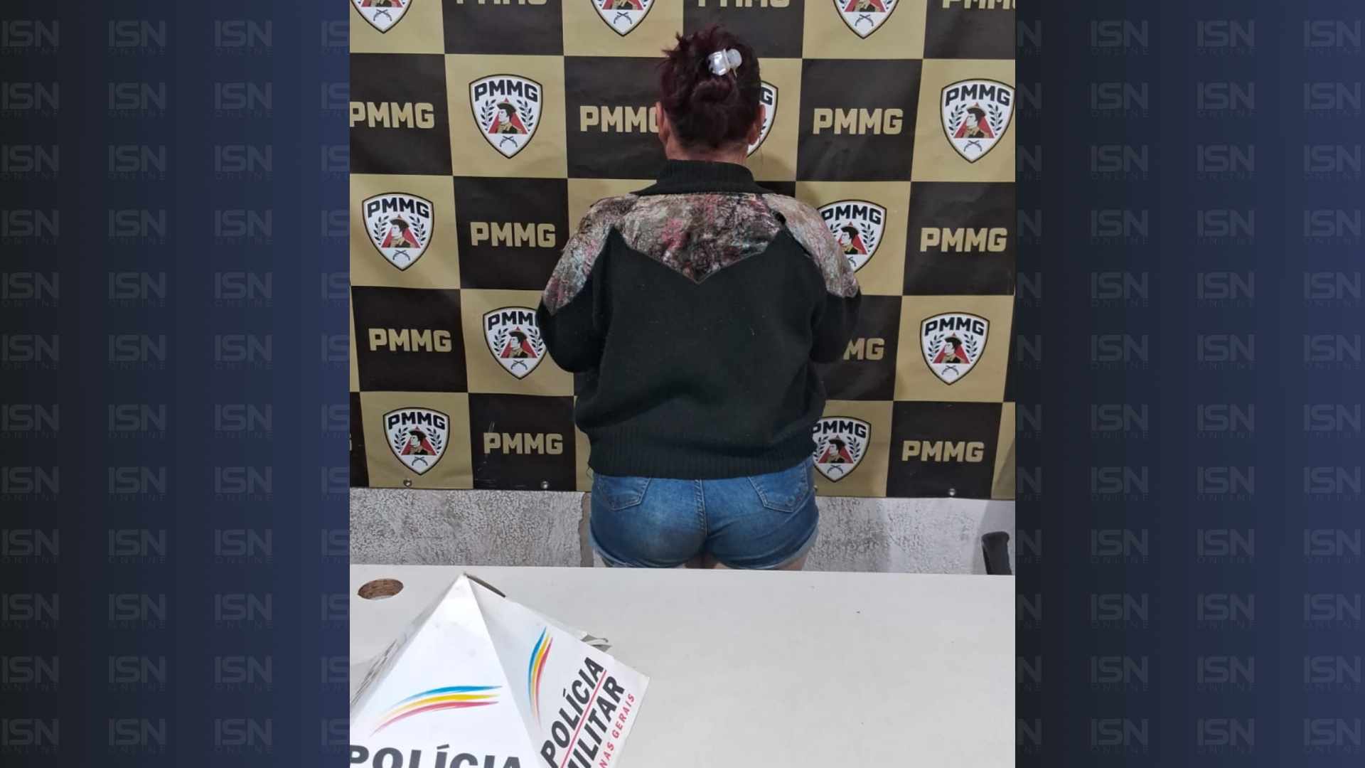 Mulher foragida da Justiça é presa durante batida policial