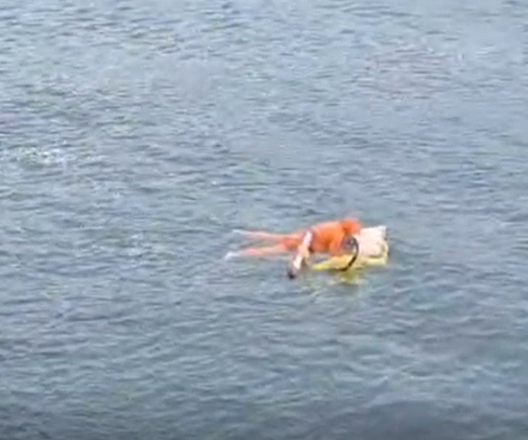 Pescador sobrevive a naufrágio agarrado a porta de geladeira em São Francisco do Sul