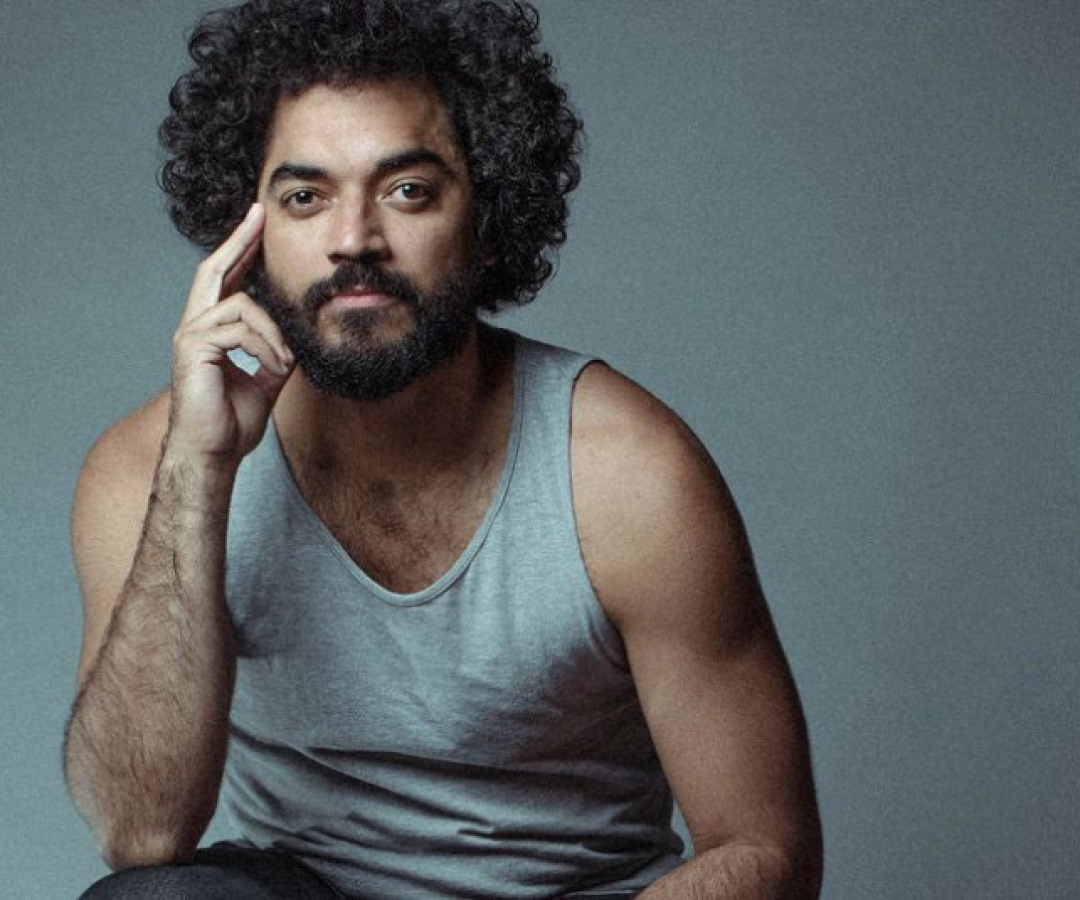 Thomás Aquino participa de pré-estreia de O Agente Secreto no Cine Roxy, em Santos