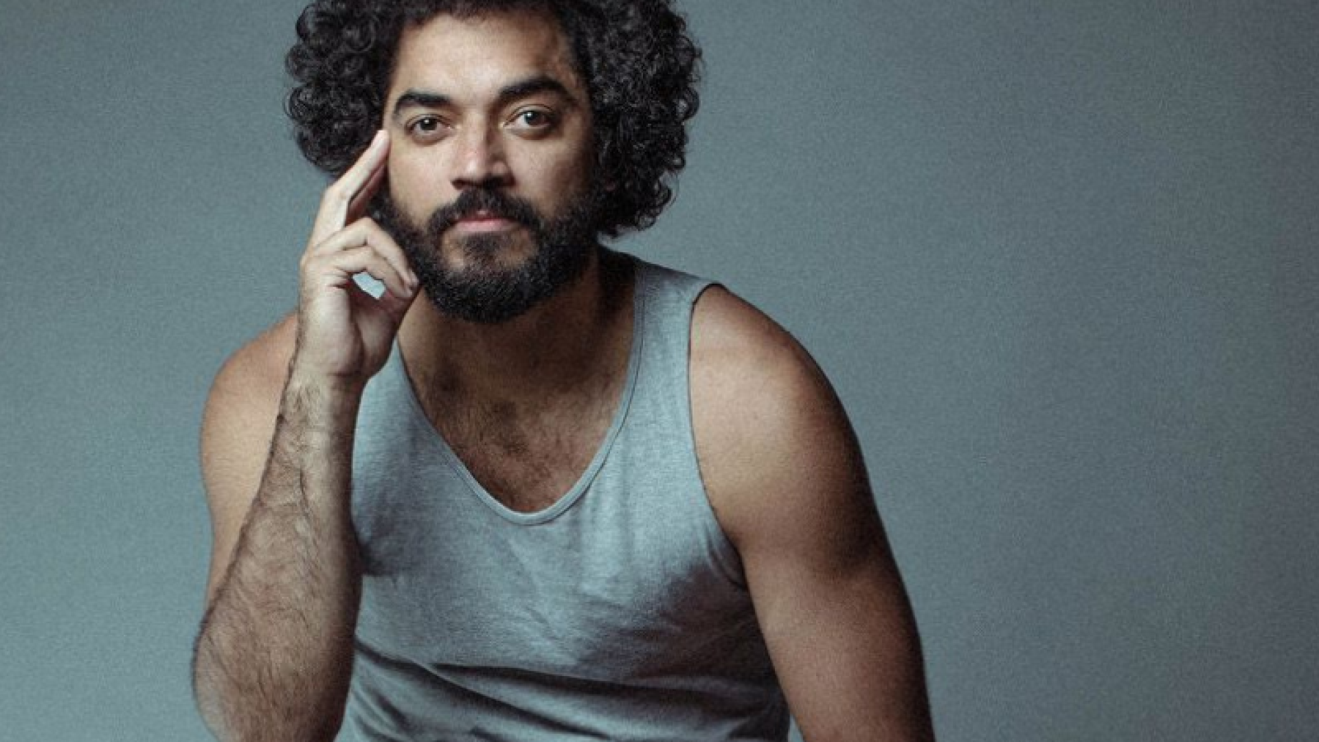 Thomás Aquino participa de pré-estreia de O Agente Secreto no Cine Roxy, em Santos