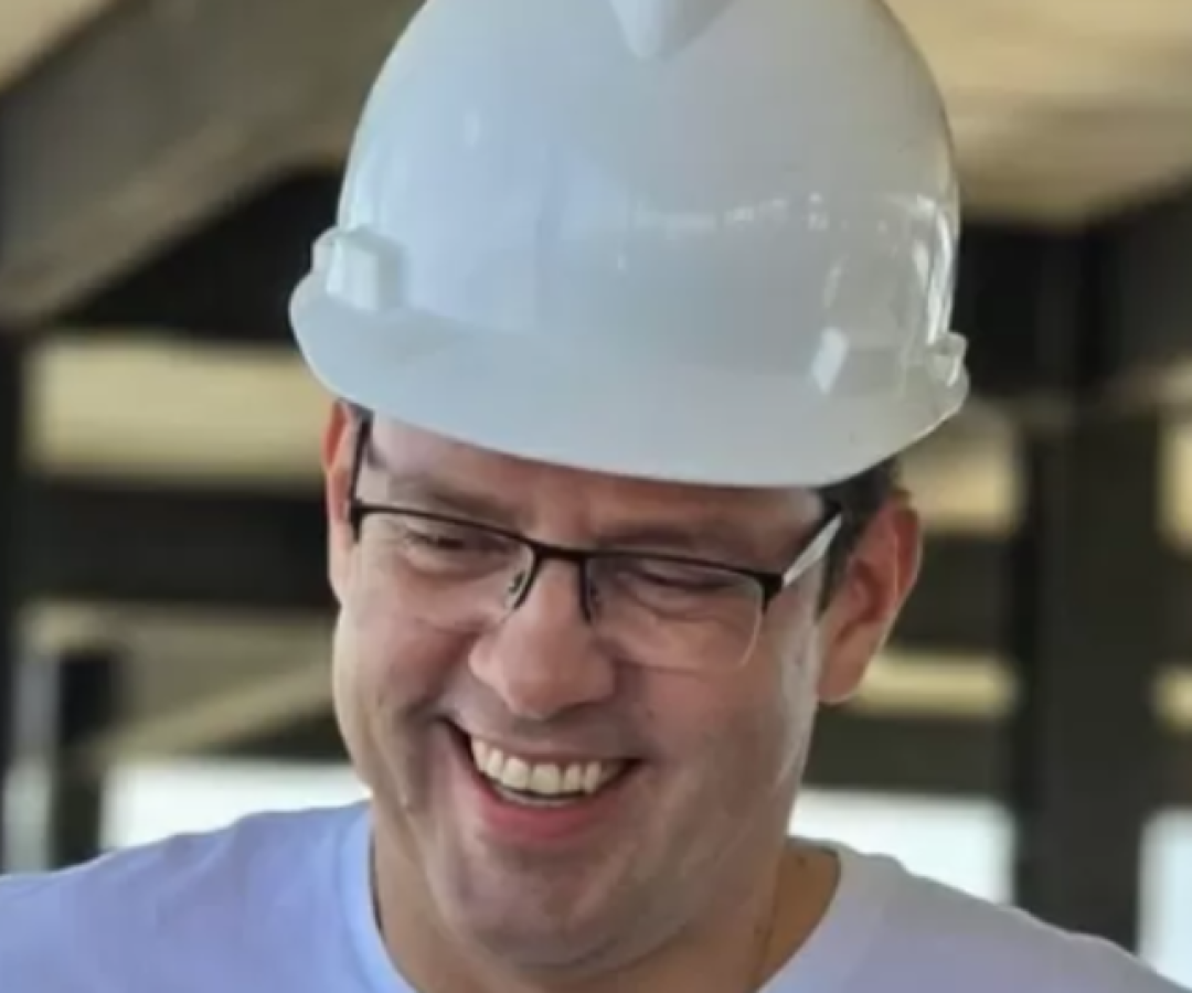 O prefeito de Macapá (AP), Antônio Paulo de Oliveira Furlan (MDB), conhecido como Dr. Furlan, foi flagrado neste domingo (17) agredindo um