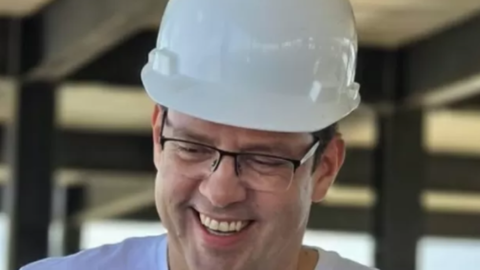 O prefeito de Macapá (AP), Antônio Paulo de Oliveira Furlan (MDB), conhecido como Dr. Furlan, foi flagrado neste domingo (17) agredindo um