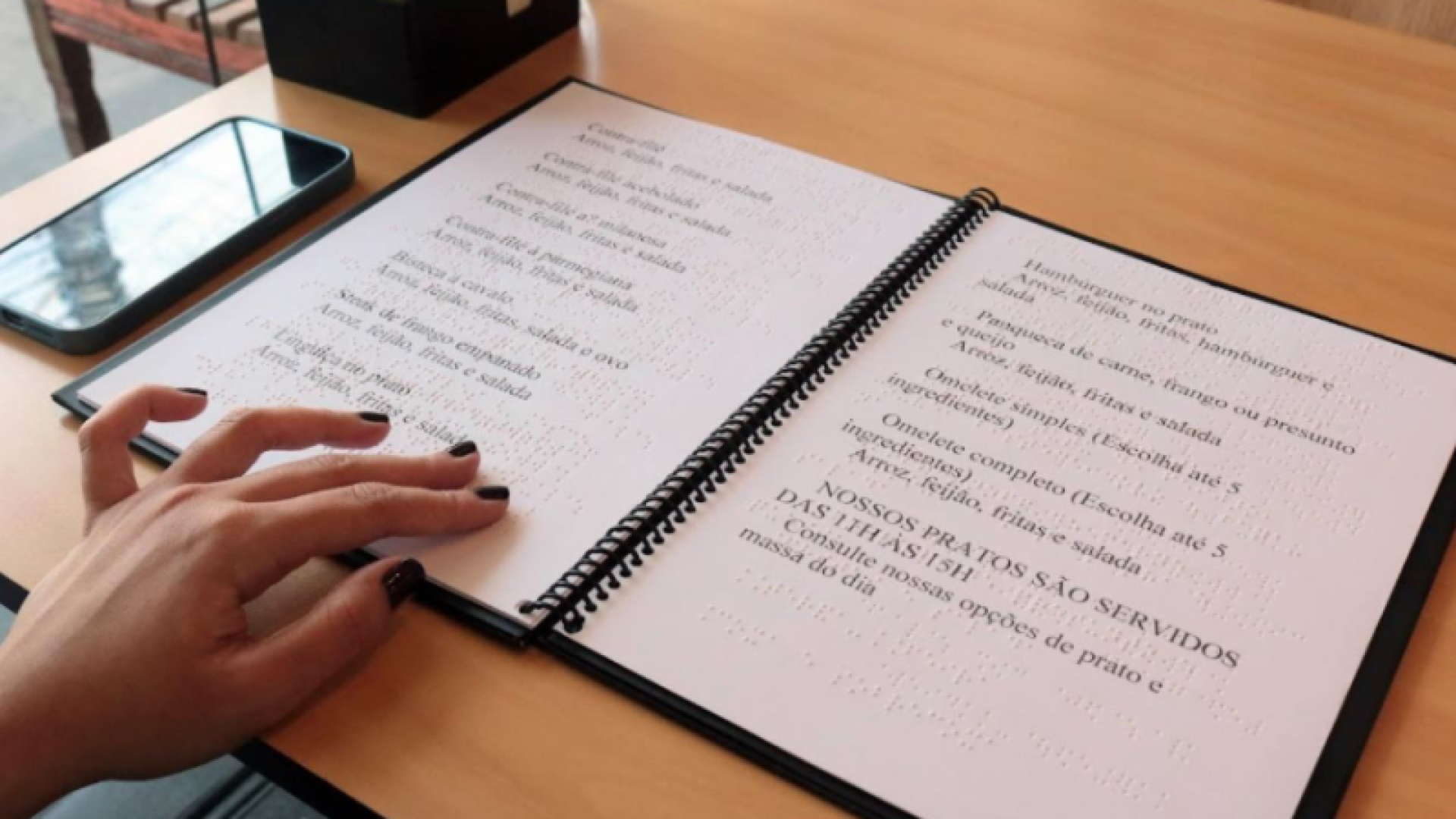 Nova lei obriga cardápios físicos e em braile em bares e restaurantes de Santos