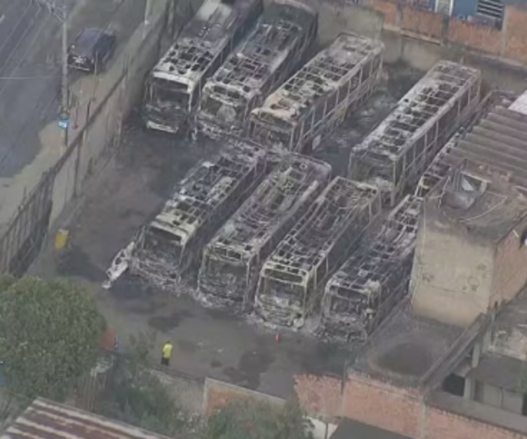 Um incêndio de grandes proporções atingiu, neste domingo (17), a garagem da Viação Pavunense, localizada na Avenida Chrisóstomo