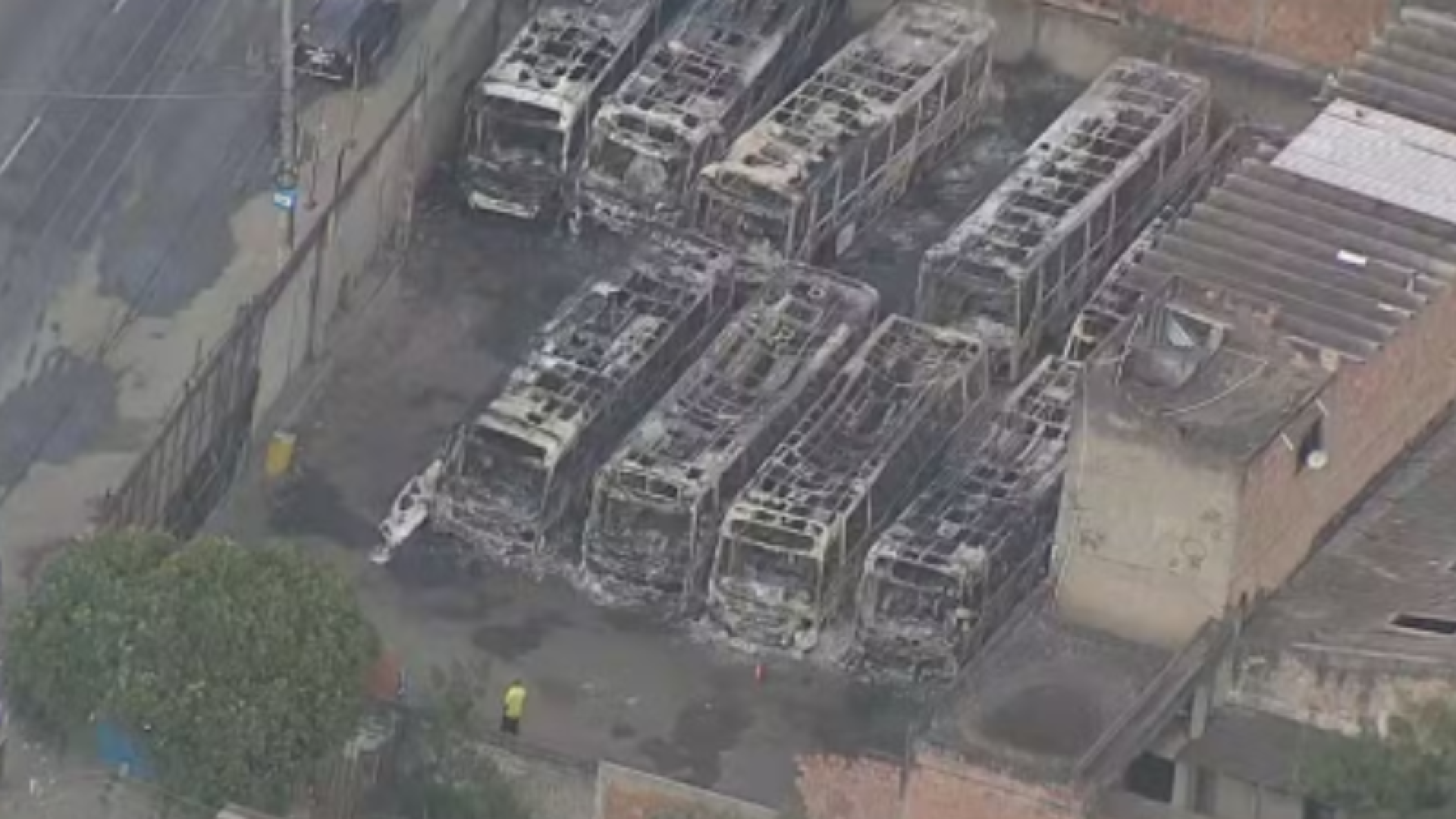 Um incêndio de grandes proporções atingiu, neste domingo (17), a garagem da Viação Pavunense, localizada na Avenida Chrisóstomo