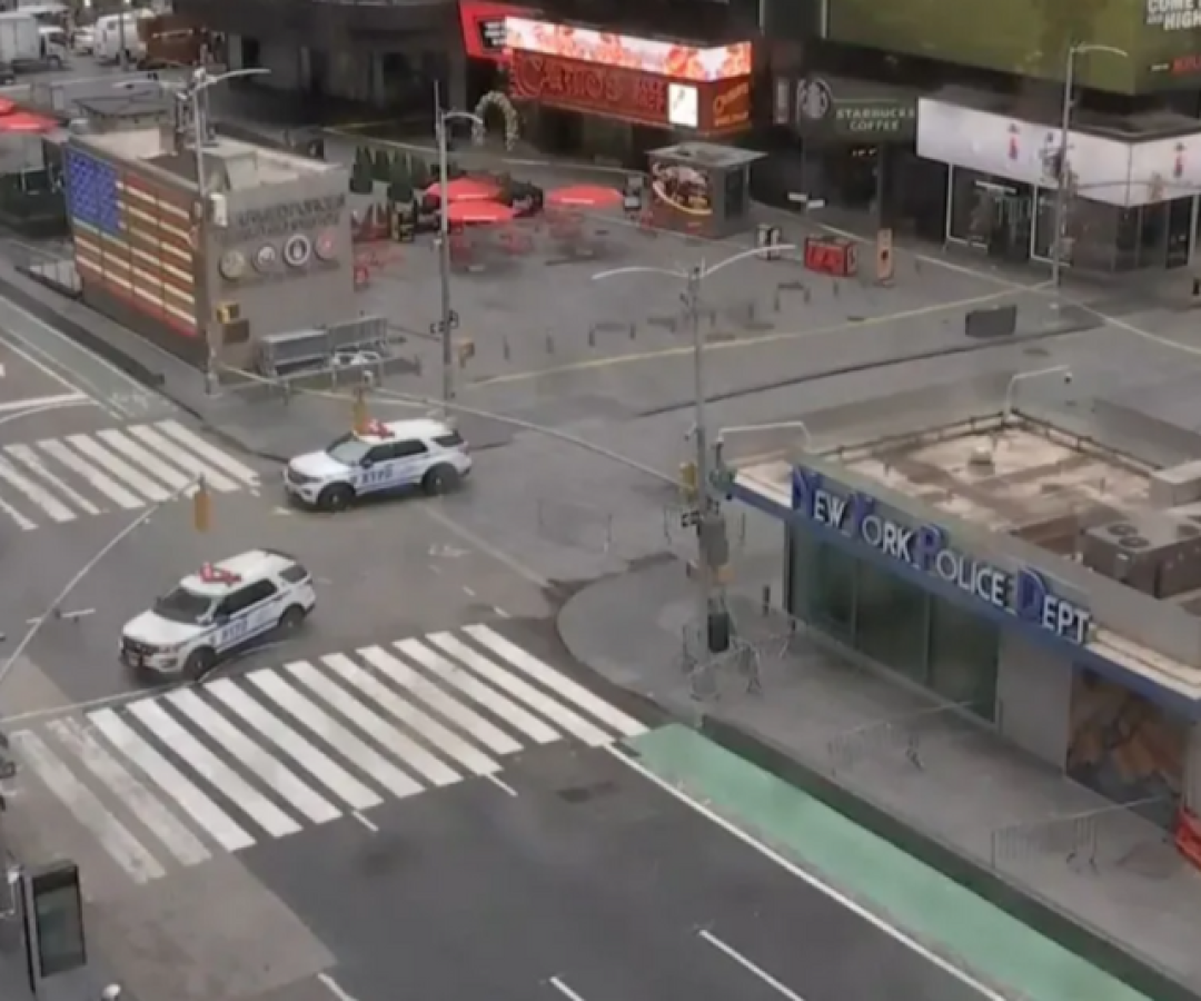 A icônica Times Square, em Nova York, foi esvaziada pela polícia nesta segunda-feira (18), após uma possível ameaça de bomba. Agentes