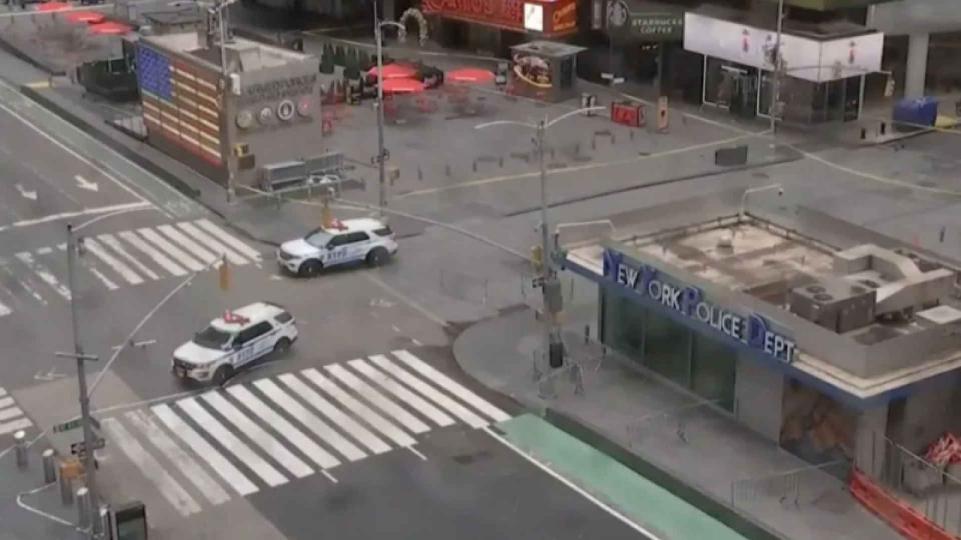 A icônica Times Square, em Nova York, foi esvaziada pela polícia nesta segunda-feira (18), após uma possível ameaça de bomba. Agentes