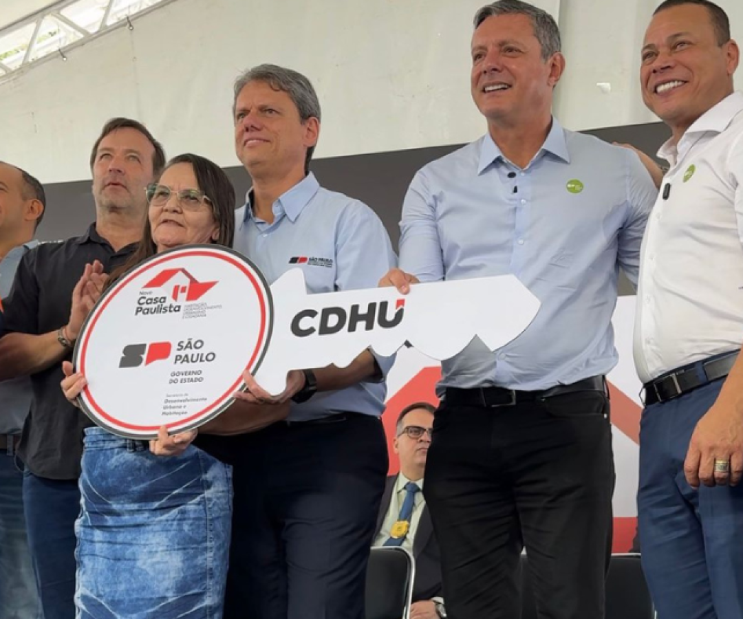 Famílias de Santos que viviam em área de risco recebem moradias em conjunto habitacional em Cubatão