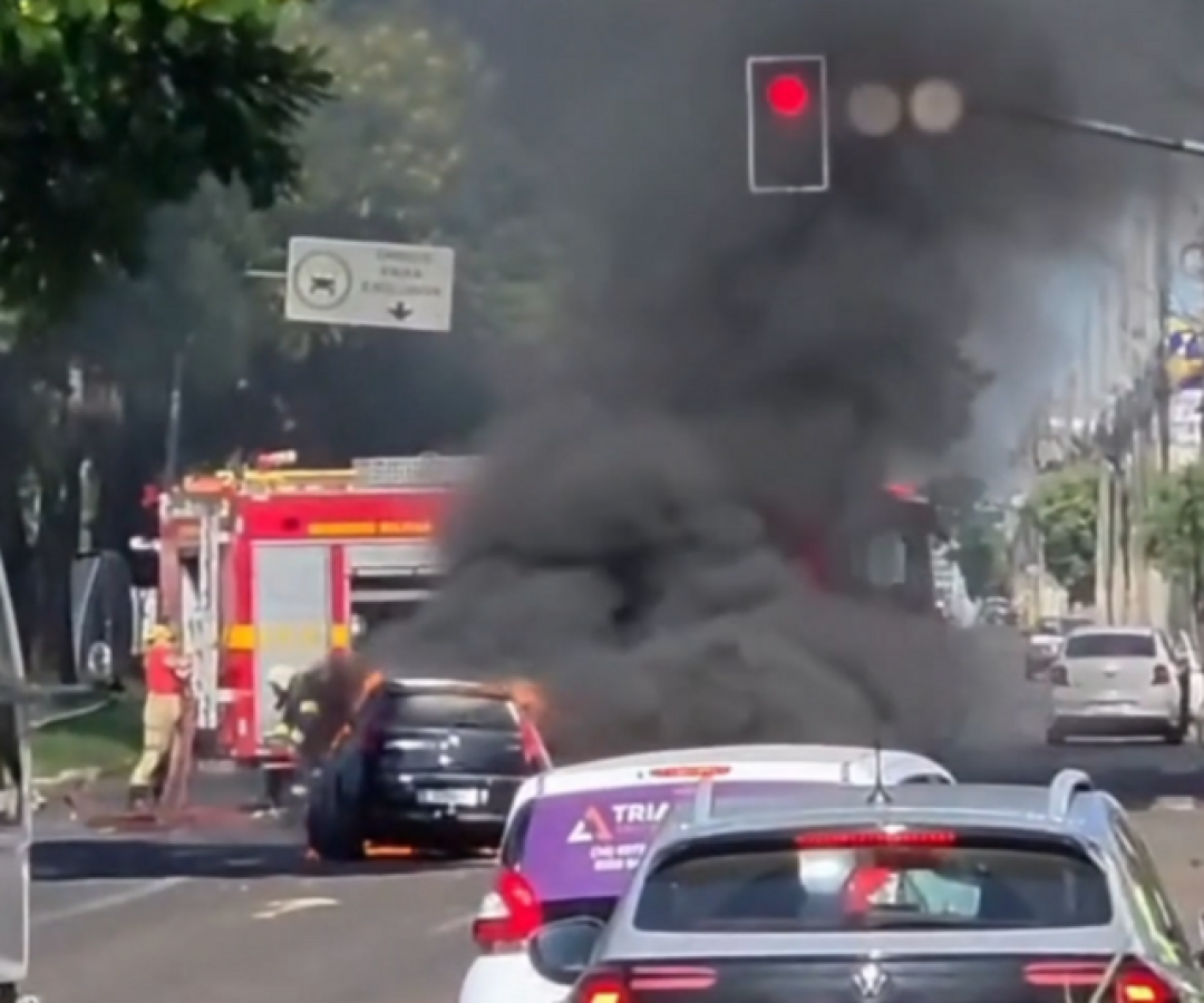 Carro pega fogo na avenida João Naves de Ávila em Uberlândia