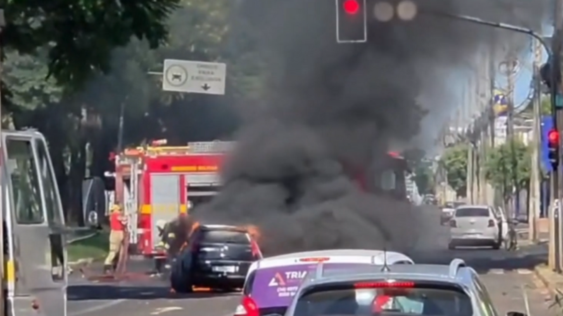 Carro pega fogo na avenida João Naves de Ávila em Uberlândia