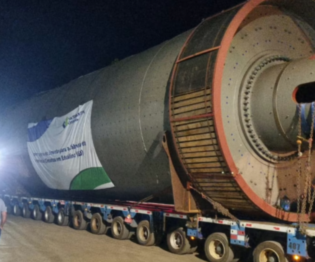 Megacarga de 636 toneladas finaliza jornada de quase 2.000 km e chega a Goiás após três meses na estrada