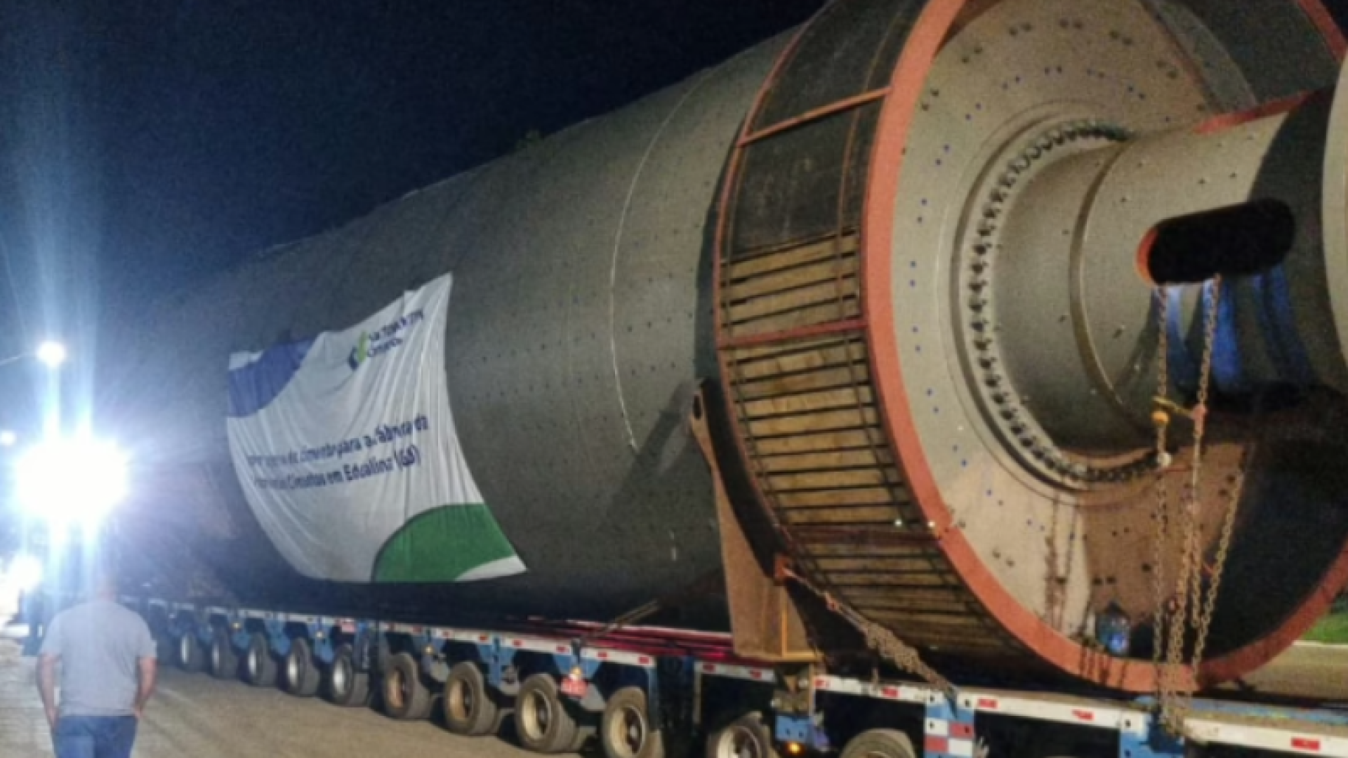 Megacarga de 636 toneladas finaliza jornada de quase 2.000 km e chega a Goiás após três meses na estrada